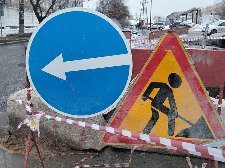 Курсант в Омске спас товарища, упавшего в яму с водой  8 февраля первокурсник Омской академии МВД Илья Глаженко стал свидетелем обрушения грунта на улице Перелета. В образовавшуюся яму с водой провалился человек. Курсант незамедлительно бросился на помощь, но из-за глубины ямы не смог вытащить пострадавшего.  Молодой человек вызвал спасателей и скорую помощь, оставаясь рядом и поддерживая связь с пострадавшим, который, как выяснилось, был его сокурсником. Спасательная операция осложнялась рыхлой почвой, но с помощью лестницы парня удалось извлечь из ямы. Госпитализация ему не потребовалась.  Подписаться \ Прислать новость