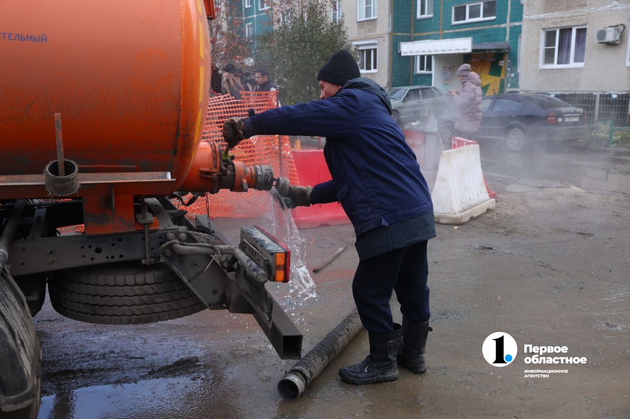 Коммунальщики ПОВВ заявили о готовности обеспечить бесперебойную работу водоснабжения и канализации в Челябинске в новогодние праздники  В штатном режиме будут задействованы все работающие в сменном графике сотрудники. Запас необходимых материалов и химреагентов сделан с учетом прогнозируемого повышенного потребления воды в каникулы Диспетчеры МУП «ПОВВ» продолжают круглосуточно принимать сведения о состоянии систем водоснабжения и водоотведения.  Получить информацию, а также сообщить о любых неисправностях можно круглосуточно по телефону 214-00-14.    / Прислать новость