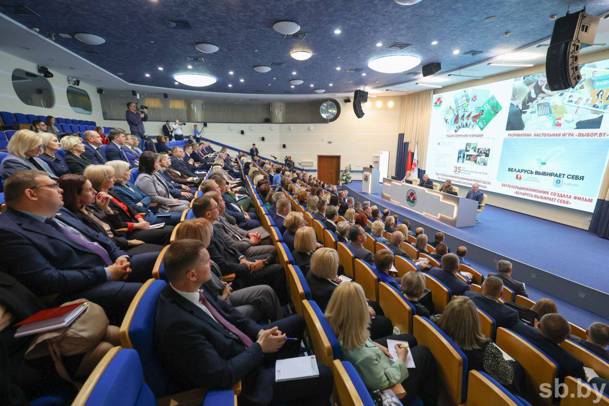 ⏺В Минске началось пленарное заседание республиканского семинара-совещания «Опыт и перспективы развития избирательной системы Республики Беларусь». Открывая пленарное заседание Председатель ЦИК подчеркнул, что прошедшая президентская избирательная кампания проводились на основании обновленных положений Конституции и Избирательного кодекса и продемонстрировала беспрецедентно высокий уровень реализации принципов открытости и гласности. Выборы Президента не просто завершила процесс политической модернизации нашей страны после республиканского референдума 2022 года, по сути, они определили стратегический путь дальнейшего развития, а белорусский народ в очередной раз сделал свой цивилизационный выбор, - заявил Игорь Карпенко