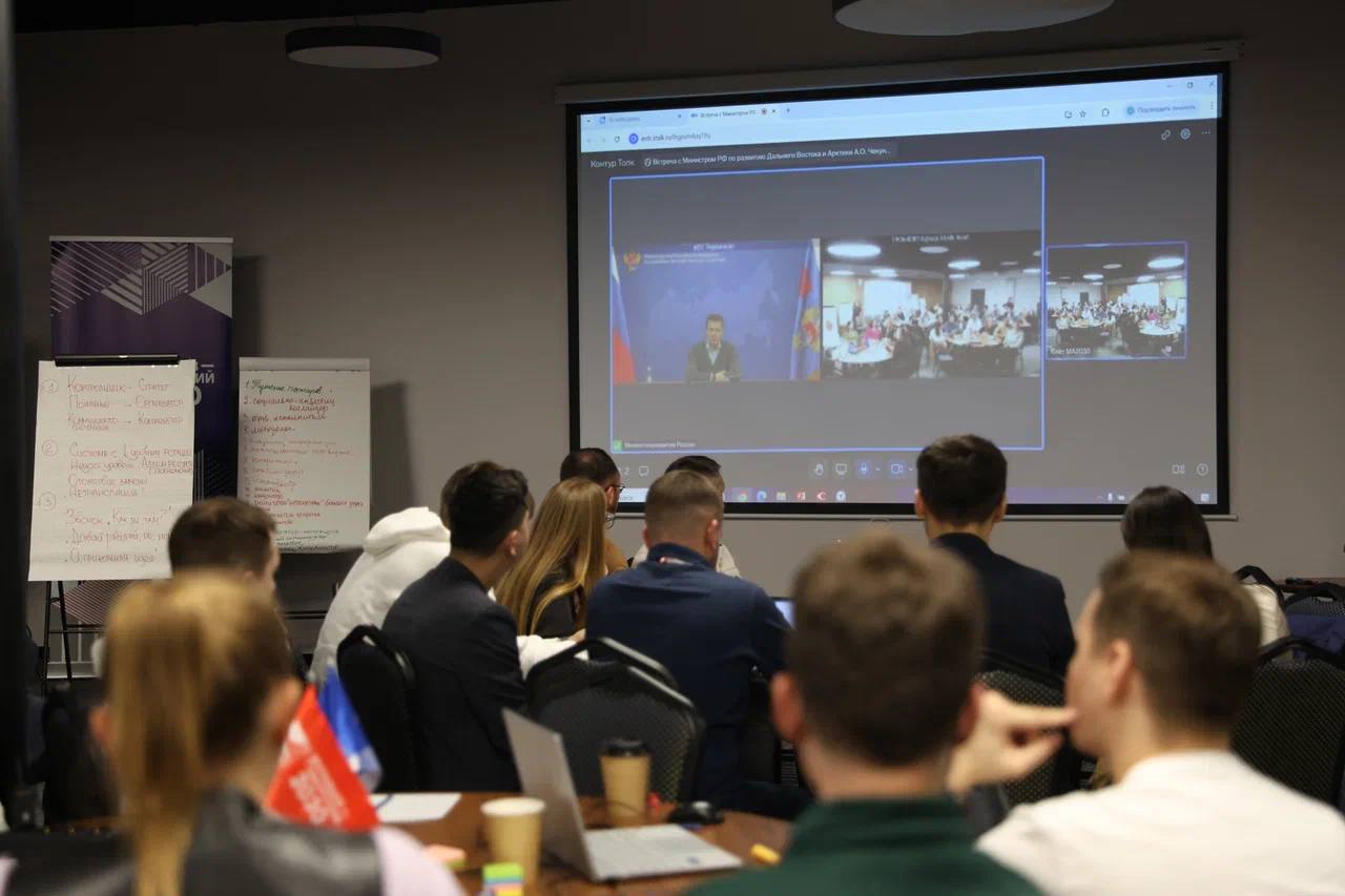 Глава Минвостокразвития России встретился с выпускниками программы Муравьев Амурский 2030 В формате вопрос ответ удалось обсудить множество тем которые касаются развития Дальнего Востока Среди них образовательные инициативы кадровый потенциал обеспечение электроэнергией включая строительство атомных электростанций развитие беспилотных систем безопасности наставничество взаимодействие с вузами реализация мастер планов строительство инновационного научного центра на острове Русский Алексей Чекунков отметил что выпускникам программы стоит поддерживать здоровый соревновательный дух а для достижения поставленных целей запастись терпением и настаивать на своей идее подкрепляя её качественными аргументами Каждый выпускник программы уже сейчас закрывает важный участок работы и со временем ваша значимость как госслужащих новой формации будет только расти заключил министр РФ по развитию Дальнего Востока и Арктики