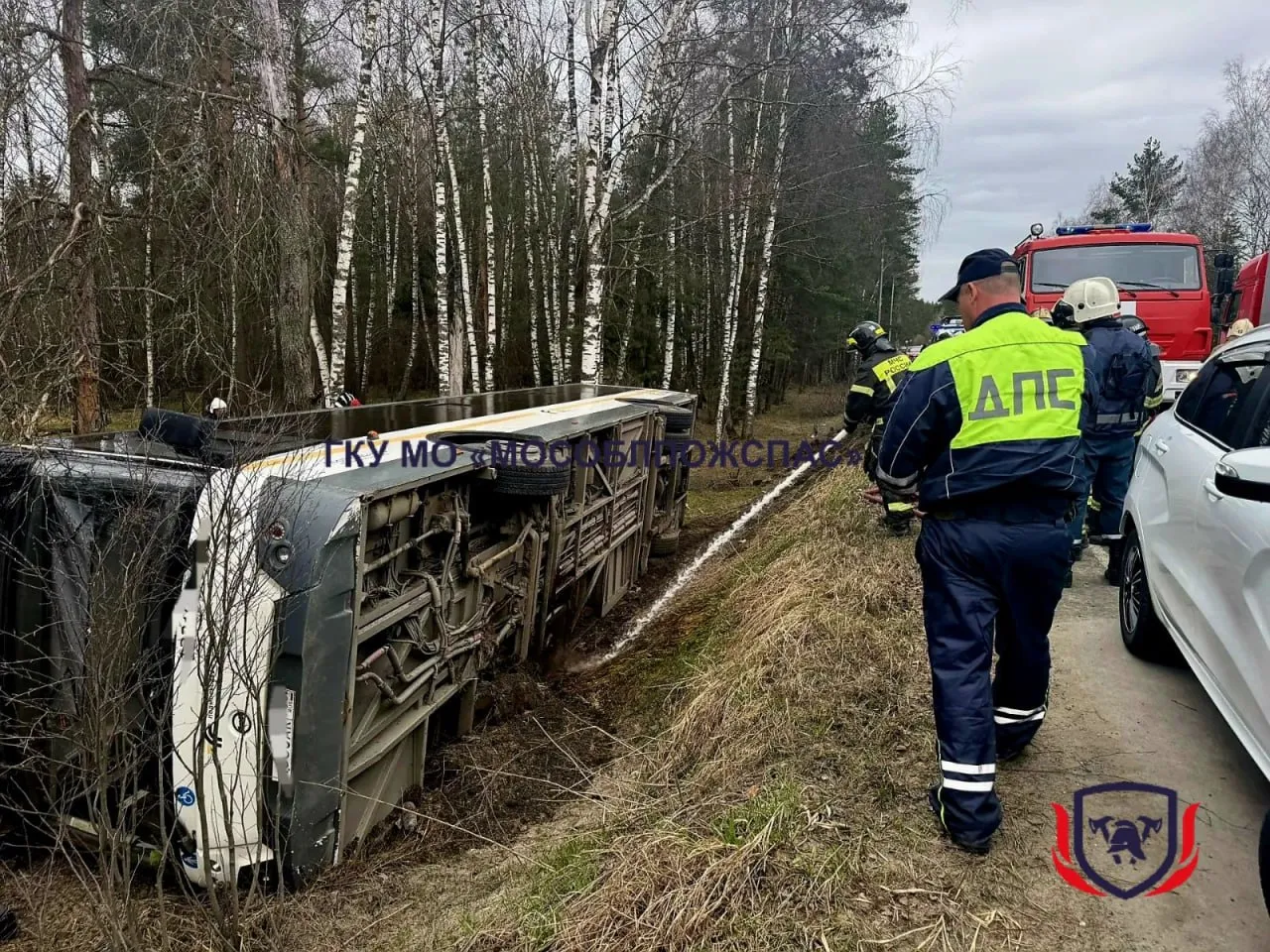 Спасатели эвакуировали 16 пассажиров из рейсового автобуса который опрокинулся в кювет   Подробнее об этой аварии читайте здесь Будьте в курсе событий Мырядом VK OK Яндекс Дзен MAX Подмосковье пожарные спасатели МО безопасность