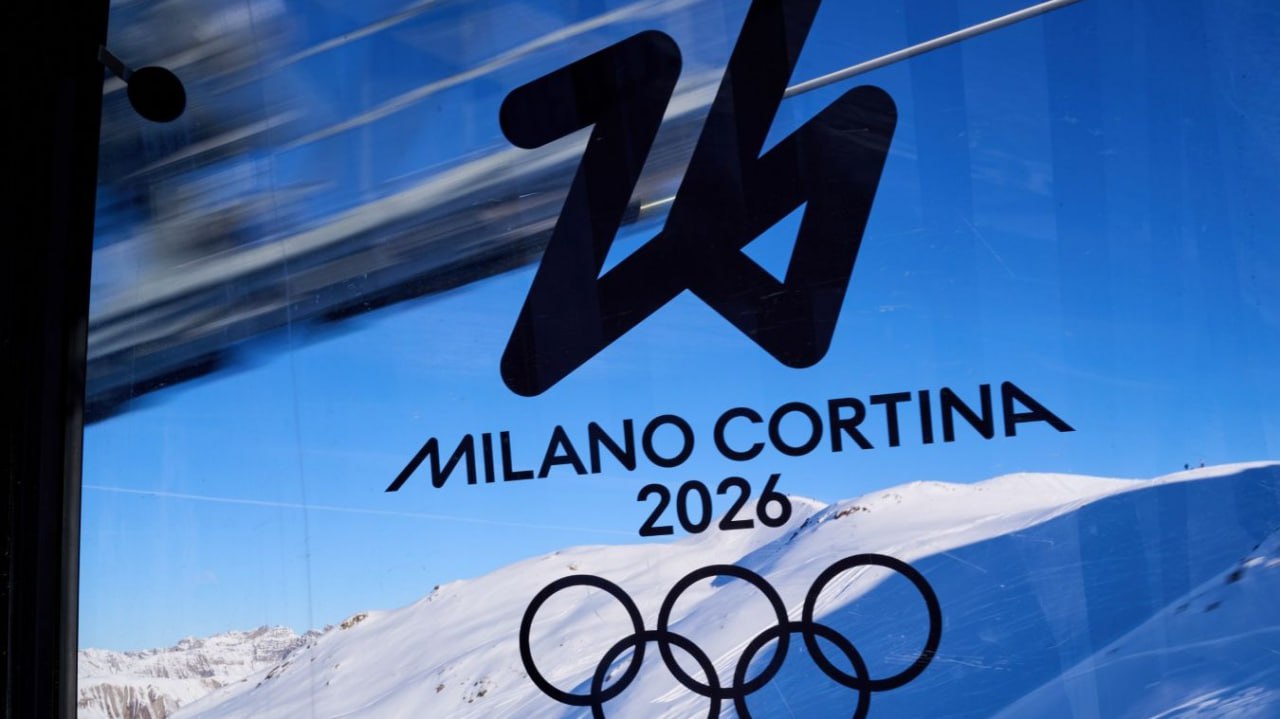 На Олимпиаде 2026 запретили проносить российские флаги на все объекты Организаторы Игр в Милане и Кортина д Ампеццо ввели тотальный запрет на демонстрацию национальной символики Ограничение касается не только современных государственных флагов России и Беларуси но и исторических знамен а также любых предметов которые могут ассоциироваться с этими странами Правило действует повсеместно службу безопасности проинструктировали не пропускать атрибутику на соревновательные площадки в медиацентр и даже на территорию Олимпийской деревни   Зимние Игры стартуют уже 6 февраля От России к соревнованиям в нейтральном статусе допущены всего 13 атлетов settersmedia news