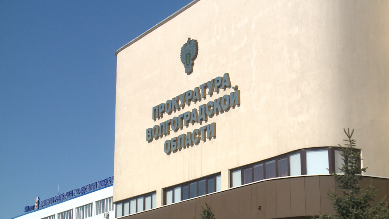 Уголовное дело о мошенничестве на 63 миллиона рублей возбудили под Волгоградом В августе 2023 года администрация Городищенского района и подрядчик заключили контракт на строительство блочно-модульной котельной. Однако замглавы района не раз заключал дополнительные соглашения к контракту без явной на то причины. Таким образом, сумма авансового платежа выросла с одного до 63 миллионов рублей. Подрядчик работы не проводил, договоры носили фиктивный характер и были расторгнуты после получения авансового платежа. Средства обналичили аффилированные организации, зарегистрированные на близких родственников директора фирмы-подрядчика. Подписаться