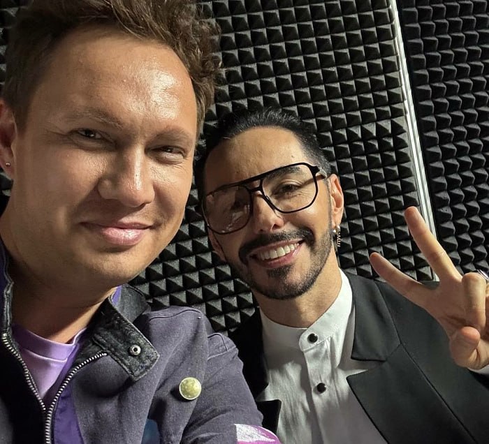 Улан удэнец поборется за 5 миллионов рублей в шоу Ярче звезд На ТНТ продолжается новый сезон проекта Ярче звезд 16 шоу перевоплощений которое на одной сцене собирает талантливых вокалистов и искусных пародистов В новом выпуске который выйдет на ТНТ 22 ноября примет участие 35 летний фронтмен популярной группы Сезон Дождей из Бурятии Иван Уланов Молодой человек очень любит путешествовать он объездил всю Азию и даже успел шесть лет прожить в Китае Так что говорить читать и даже петь на языке страны Поднебесной для него не проблема При этом Иван остается верен Байкалу и обожает проводить время на берегу озера сообщает пресс служба ТНТ Артист песню которого я буду исполнять на шоу сильно повлиял на мою творческую жизнь Это один из моих любимых исполнителей Его посыл свет и добро Я хотел бы то же самое транслировать и в своем творчестве Именно поэтому я решил принять участие в этом проекте поделился Иван Музыкант признается что если победит в шоу то денежный приз потратить на новую аппаратуру для записи музыки Удачи Вань   Новости Бурятии