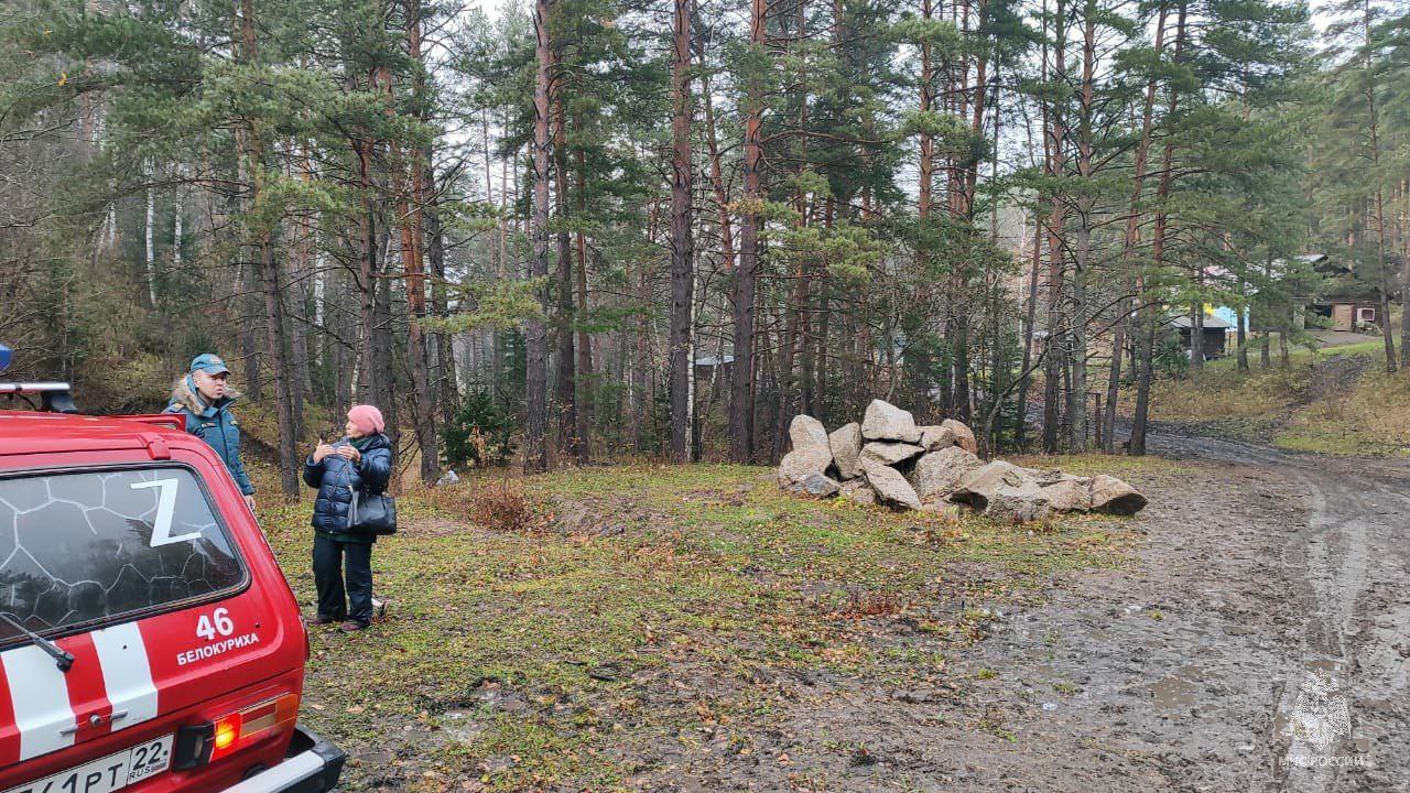 Туристы в поисках достопримечательностей, спасатели в поисках туристов  В окрестностях курорта Белокуриха заблудилась женщина. Сорокалетняя путешественница совершала прогулку к "Вековой Сосне"  и сбилась с пути. Напуганная женщина позвонила в службу спасения. Пожарные 6 пожарно-спасательного отряда выехали на поиски, которые успешно завершились.  Медицинская помощь путешественнице не потребовалась.    ГУ МЧС по краю