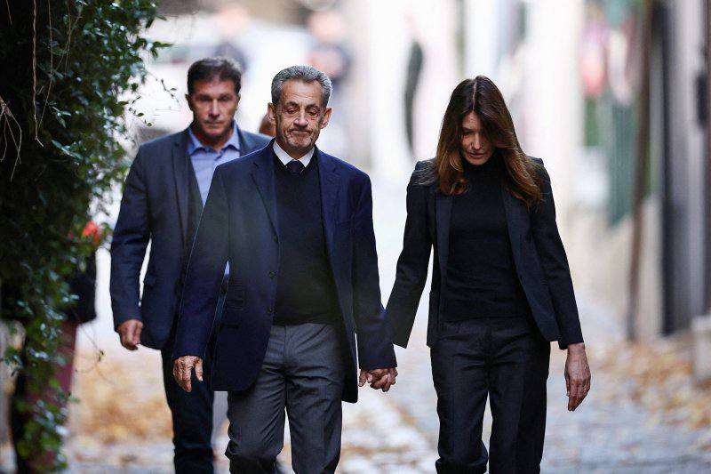 Прокуратура Франции предложила освободить Саркози но на определенных условиях Прокуратура предложила перевести экс президента Франции под домашний арест Если суд пойдет навстречу Саркози может покинуть тюрьму Ла Санте уже сегодня Сам Саркози в ходе слушания заявил что пребывание в тюрьме для него унизительно Он отказывается признавать вину в том что брал у Муаммара Каддафи деньги на свою предвыборную кампанию Подписаться на Российскую газету в Читать нас в MAX