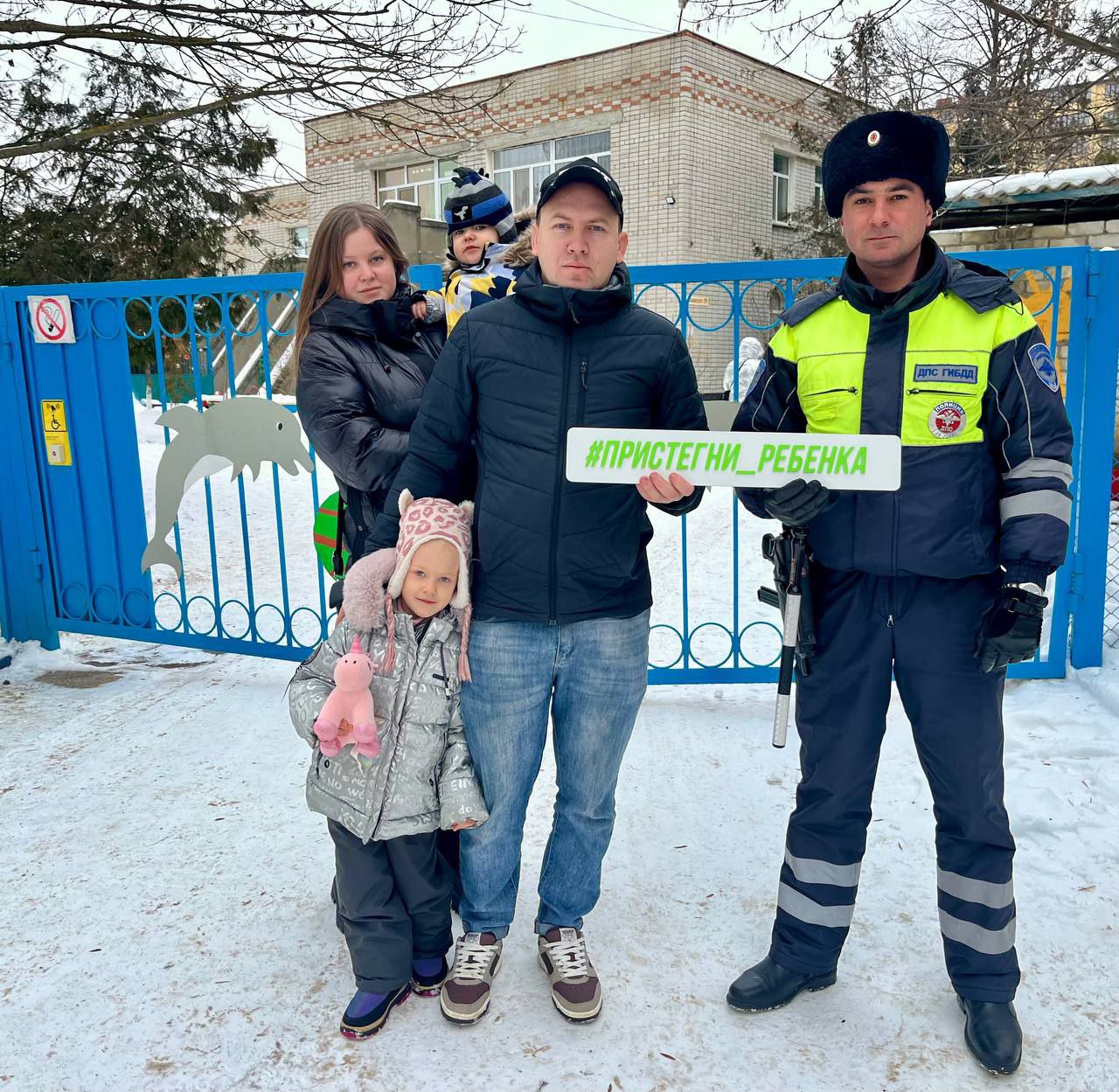 В Минеральных Водах проверили безопасность перевозки детей   Сегодня в ходе проведения профилактических мероприятий «Безопасную дорогу детям!» в утренние часы сотрудники Минераловодской Госавтоинспекции провели рейдовые мероприятия «Пешеход. Непредоставление преимущества пешеходу», «Детское удерживающее устройство».    Сотрудниками Госавтоинспекции за время рейда задокументированы три факта нарушения правил перевозки детей в качестве пассажиров транспортных средств, за переход проезжей части в неустановленном месте к ответственности привлечено пять пешеходов  ст. 12.29 ч.1 КоАП РФ  и два водителя, которые не предоставили преимущество в движении пешеходам  ст. 12.18 КоАП РФ    Также сотрудники напомнили всем участникам дорожного движения о правилах поведения на дорогах, пешеходных переходах и в общественном  транспорте, и о необходимости  использовать светоотражающие элементы, правила безопасного передвижения на зимней дороге.  По материалам ОГИБДД  по Минераловодскому округу