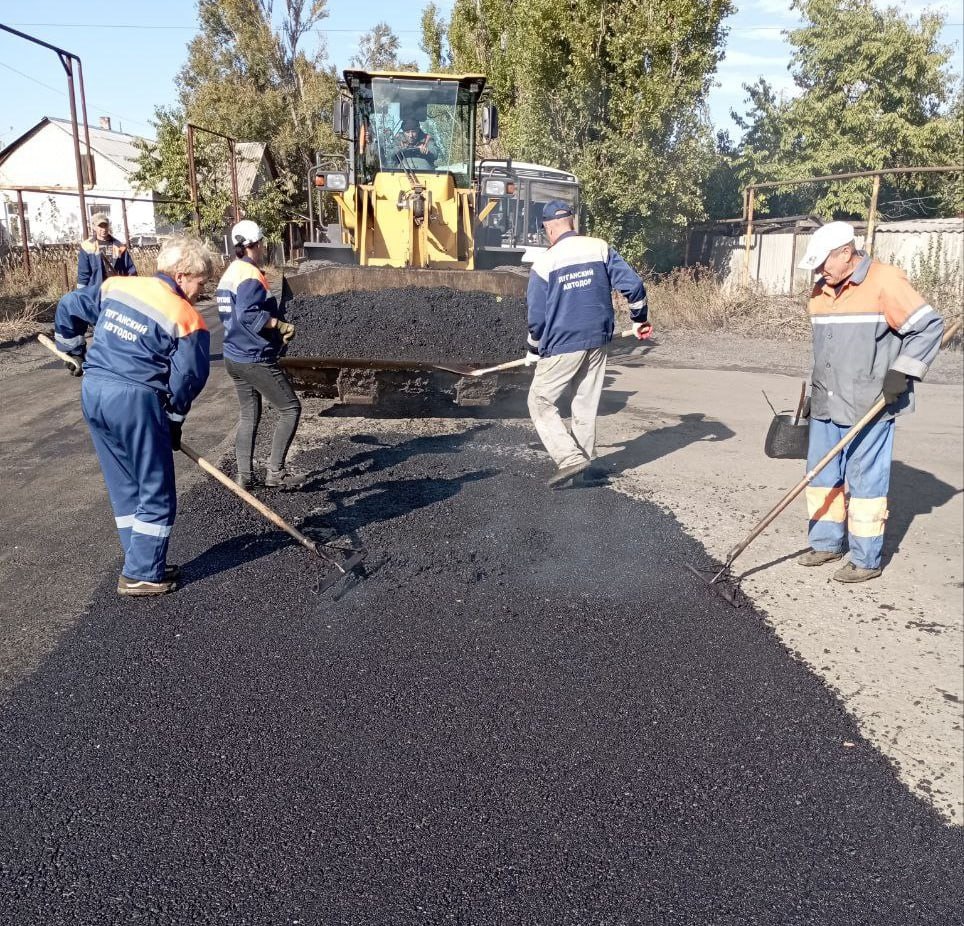 Дорожники отремонтировали покрытие на участке автодороги межмуниципального значения в районе ст. Штеровка. Об этом сообщили в пресс-службе Минтранса ЛНР.  Дорожное покрытие восстановлено на автодороге  Луганск – Лутугино – Красный Луч – граница Донецкой Народной Республики  – ст. Штеровка специалистами филиала «Антрацитовский автодор».  «Постоянное движение автомобилей, погодные условия и другие факторы могут привести к образованию ям, трещин и выбоин на дорожном покрытии.   Ремонт автодорог должен проводиться профессиональными специалистами с использованием современных материалов. Только в этом случае можно гарантировать качественный результат и долговечность дорожного покрытия», — говорится в сообщении.