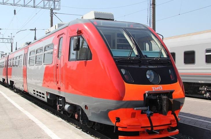 Две бесплатные электрички довезут болельщиков Ротора после матча который состоится 25 августа в 19 30 ч в Волгограде Транспорт организовал уже по старой доброй традиции спортивный клуб Ротор Назначена дополнительная электричка 6339 сообщением Краснооктябрьская Шпалопропитка она отправится с нижней платформы Мамаева кургана в 22 00 ч а прибудет на Шпалопропитку в 23 06 ч Она не остановится на Дворце Спорта ВолгоГРЭС заводе им Кирова и Лесобазе Пригородный поезд 6437 6438 отправится с Волгограда 1 до Волжского На верхней платформе Мамаева кургана он будет в 22 20 ч а прибудет в Волжский в 22 58 ч Из графика движения исключены такие остановки как Бакинская Вишневая Верхнезареченская