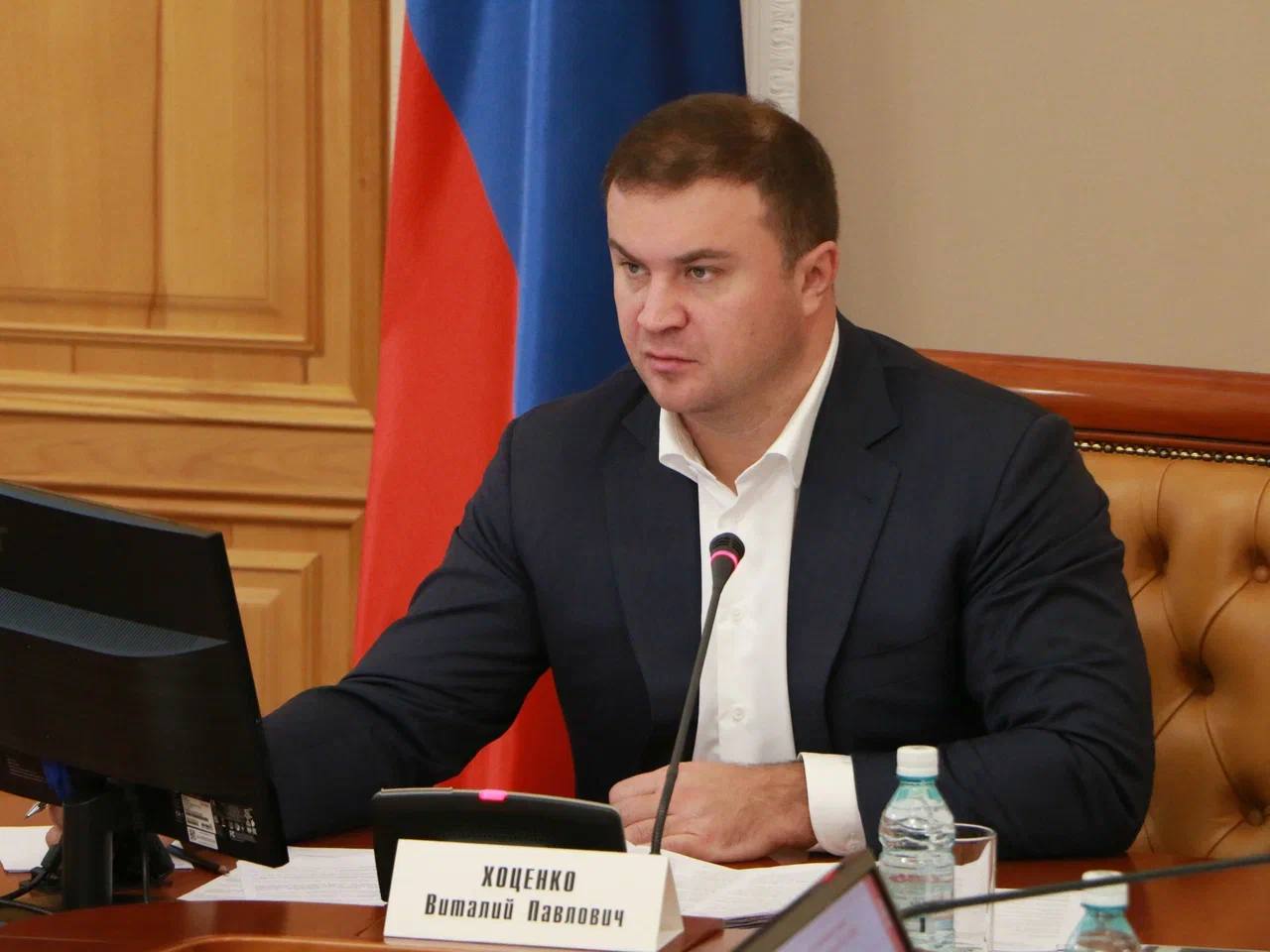 В Омской области продолжается работа по восстановлению прав дольщиков В Омской области прошло заседание межведомственной комиссии по проблемному долевому строительству под председательством Губернатора Виталия Хоценко В регионе остаются 18 проблемных домов касающихся 1 597 участников долевого строительства Из них 14 объектов входят в федеральный реестр а 4 в региональный план график По каждому дому ведется отдельная работа и выполнение поручений проверяется на заседаниях комиссии Для решения проблем используются разные механизмы достройка через Фонд развития территорий компенсационные выплаты активы недобросовестных застройщиков и привлечение новых инвесторов В заседаниях участвуют представители прокуратуры профильных министерств и застройщики Вопросы восстановления прав дольщиков находятся на контроле полномочного представителя Президента РФ в Сибирском федеральном округе Анатолия Серышева   Сергей Мельников Подписывайтесь на Вести Омск в МАХ