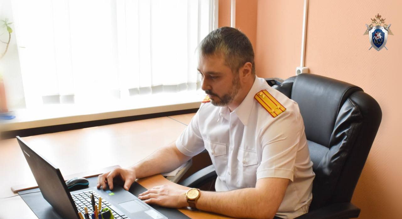 Забрали 600 тысяч рублей: в Холмске подростки пойдут под суд за работу курьерами у онлайн-мошенников Лёгких денег захотели два парня 16 и 17 лет. В мае этого года они согласились на полученное в мессенджере предложение забирать у жертв онлайн-аферистов наличные и переводить их на счет неизвестного лица. Возможность «заработать» подвернулась быстро: женщине в Холмске позвонили и сообщили, что ее родственница якобы пострадала в ДТП. Для решения вопросов потерпевшая передала несовершеннолетним курьерам в общей сложности 600 тысяч рублей своих сбережений. Подростки взяли себе вознаграждение, а оставшуюся сумму перевели на счет, указанный участником мошеннической схемы. Однако заработать не получилось: горе-курьеров довольно быстро нашли. Возбуждено уголовное дело по ч. 3 ст. 159 УК РФ мошенничество, совершенное группой лиц по предварительному сговору, в крупном размерах . Продолжается работа по установлению всех участников преступной схемы. В СУ СК РФ по Сахалинской области ещё раз напоминают: следует критически относиться к предложениям о работе курьером в случаях, когда требуется забрать деньги у определенного человека и перевести их на сторонний счет. Родителей просят ещё раз поговорить со своими детьми-подростками. А пожилых родственников необходимо предупредить о том, как не стать жертвой мошенников. ——— : Прислать нам новость: