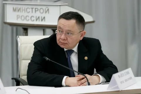 Под министром закачалось кресло?  Министр строительства и жилищно-коммунального хозяйства Ирек Файзуллин в ближайшее время может покинуть свой пост. Конечно для этого нужны серьезные причины и они есть. По данным наших источников, у премьера Михаила Мишустина к работе чиновника накопилось достаточно претензий, которые наверняка могут озвучить, например, по завершении отопительного сезона.  "В целом, он действительно оказался довольно слабым управленцем, больше по теме ЖКХ прислушиваются к вице-премьеру Хуснуллину, а не к Файзуллину. Поэтому увольнение министра мало кто даже и заметит. А на его место можно "вытащить" какого-то сильного губернатора — условно, челябинца Текслера, тюменца Моора", — поделился собеседник, знакомый с внутренней кухней в кабмине РФ.  В такой социально чувствительной сфере, как ЖКХ ситуация на самом деле продолжает ухудшаться, вызывая тревожность россиян, даже несмотря на различные меры и бюджетные вливания. Придя в правительство с репутацией "тени Хуснуллина", видимо Ирек Энварович так и не смог из нее выйти и разобраться с отрицательной динамикой в отрасли, даже с характеристикой "большого профессионала с огромным опытом работы, как на региональном, так и на федеральном уровне".