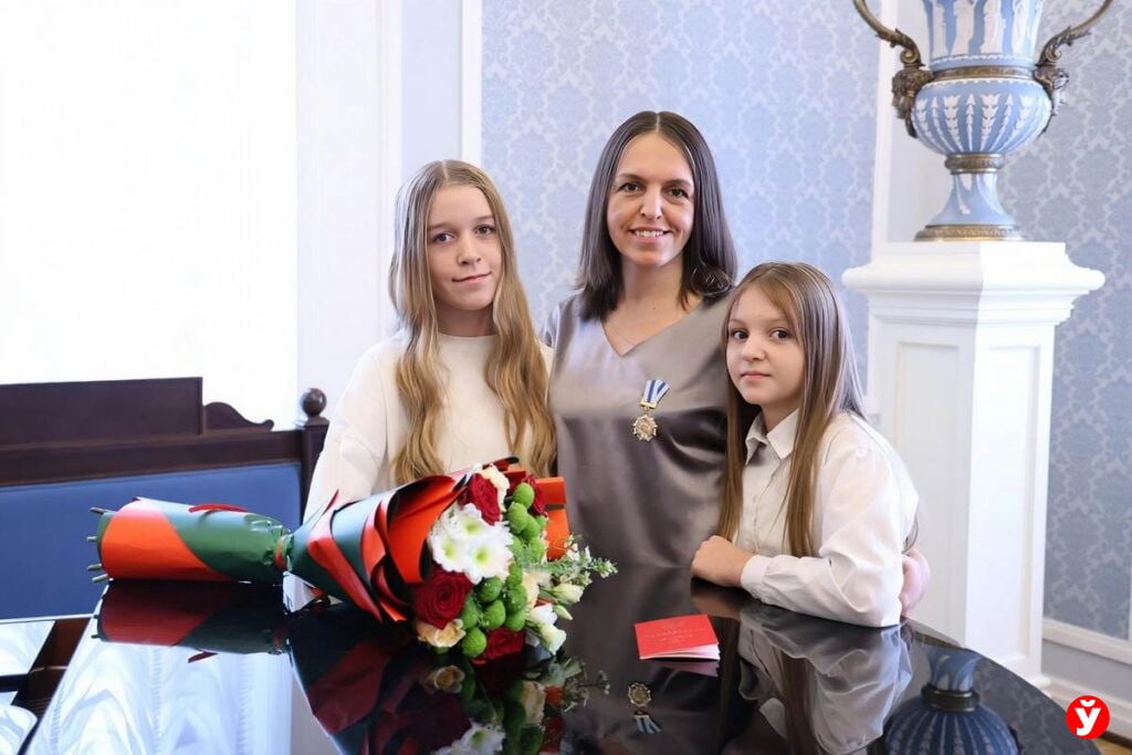 Многодетным матерям из Минского района вручили орден Матери В торжественной обстановке получить заслуженные ордена Матери из рук губернатора Алексея Кушнаренко в театр им Я Купалы сегодня приехали Марина Салко и Юлия Бутусова Обе воспитывают по пять детей Их обычный день это ранний подъем и сборы в школу садик готовка минимум на 7 человек помощь с уроками и бесконечная забота Но сегодня 14 октября особенный день и для 26 многодетных женщин Минщины он проходит по особенному Познакомились с многодетными мамами поближе Минскийрайон