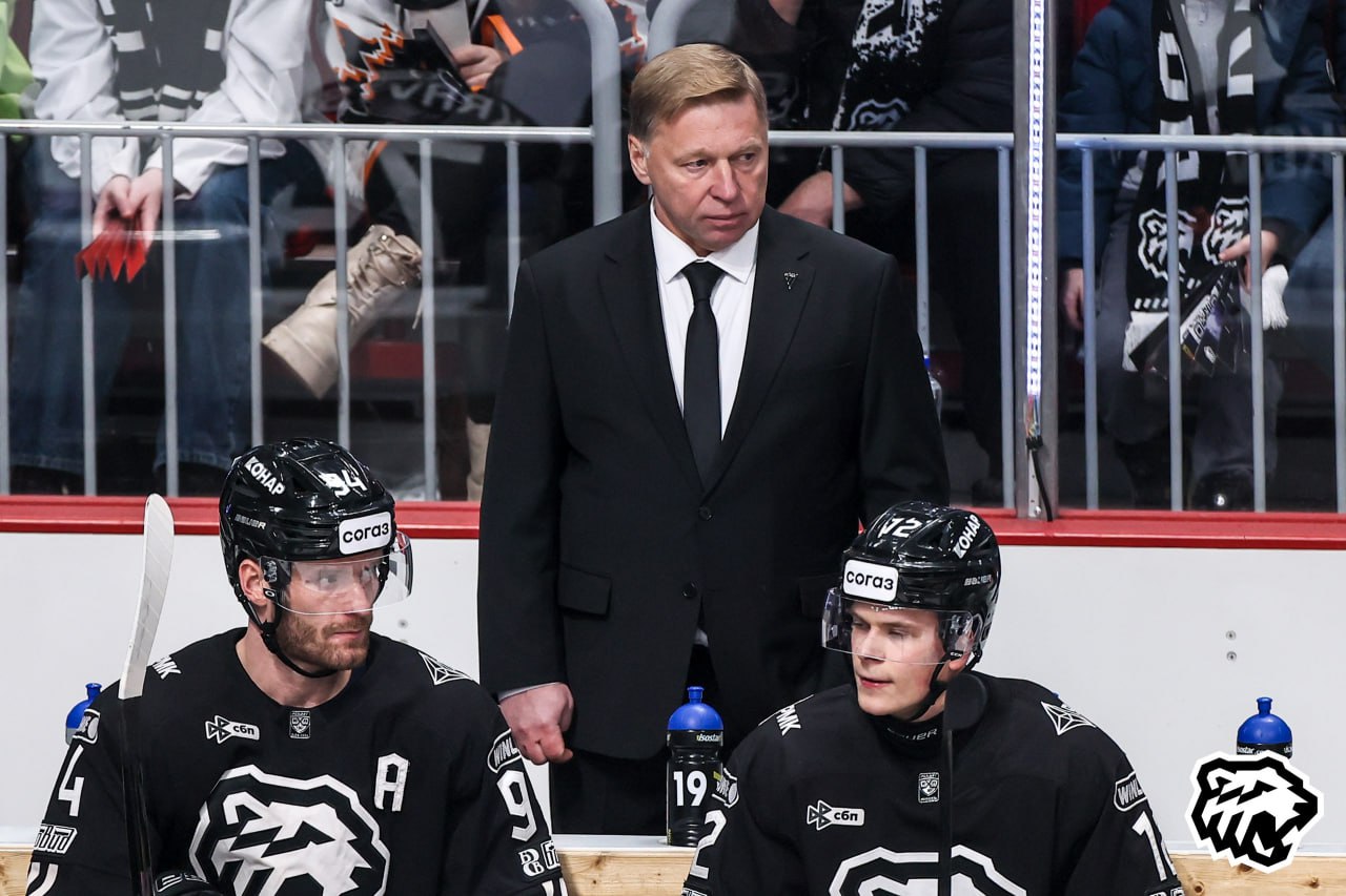 Евгений Корешков возглавил хоккейный клуб Трактор Штаб черно белых определился с кандидатурой главного тренера команды Им стал Евгений Корешков Он будет работать в Челябинске как минимум до конца сезона 2025 2026 Он почти месяц работает с основным составом хорошо знает имеющихся в распоряжении хоккеистов и готов в ближайшее время наладить игру и результаты команды сообщил генменеджер ХК Трактор Алексей Волков В ближайшем матче Трактор сыграет 19 декабря на своей площадке принципиальное дерби с магнитогорским Металлургом Подписаться Прислать новость Подпишись на МАХ