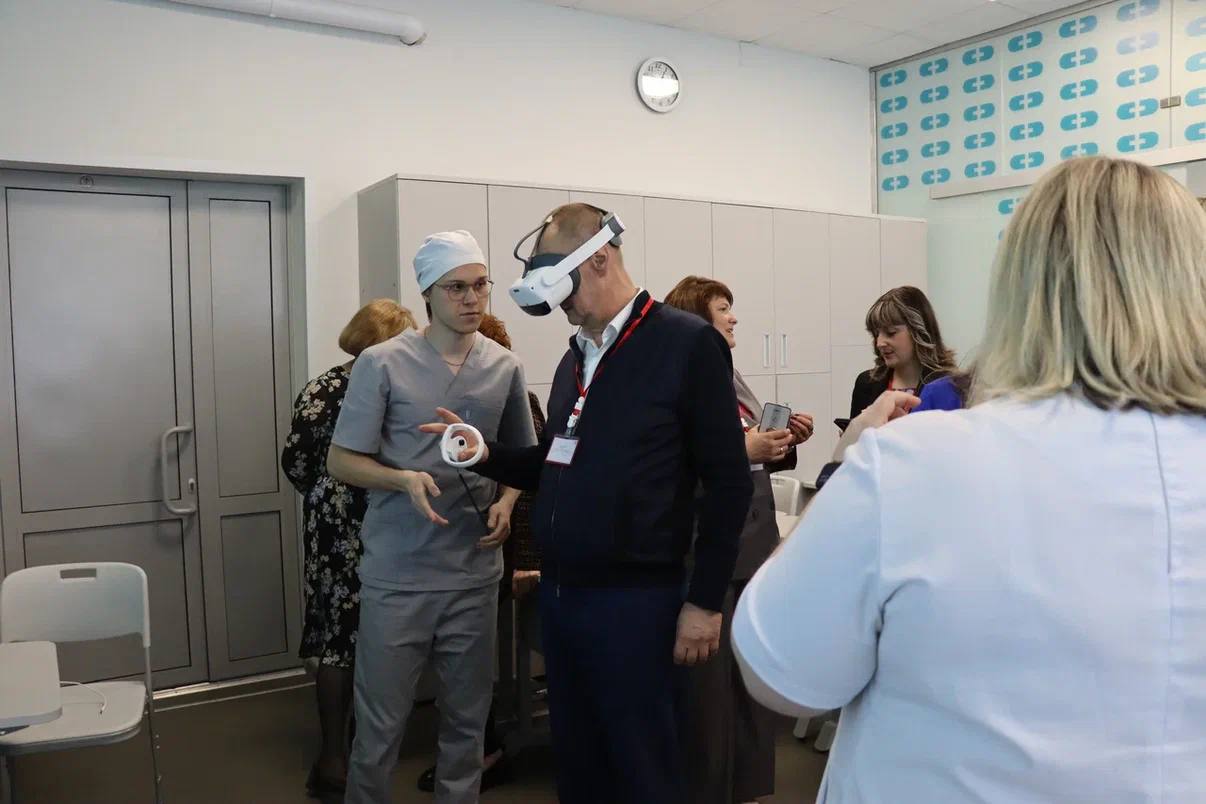 Сотрудничество с Тульским областным медицинским колледжем Делегация Тульского медицинского колледжа во главе с директором Алексеем Денисовым посетила Липецкий медицинский колледж с целью укрепления взаимодействия в подготовке медицинских кадров и обмена опытом по реализации федерального проекта «Профессионалитет». С 2026 года Тульский областной медицинский колледж планирует начать реализацию образовательных программ в рамках этого проекта. Администрация гостевого колледжа посетила зоны практической подготовки, где ознакомилась с современным оборудованием, используемым для оснащения зон: оказание медицинской помощи, сестринский уход и наблюдение за пациентами при заболеваниях и состояниях, проведение лечебно-диагностических мероприятий, помощь в период беременности, родов и послеродового периода, оказание скорой медицинской помощи в экстренных и неотложных случаях, организационно-аналитическая деятельность, выполнение клинических лабораторных исследований первой и второй категории. Делегация также подробно изучила необходимую документацию и направления популяризации федерального проекта «Профессионалитет». Таким образом, встреча стала отличной возможностью для гостей получить полную информацию о реализации проекта и обсудить дальнейшее сотрудничество между Липецким медицинским колледжем и Тульским областным медицинским колледжем.