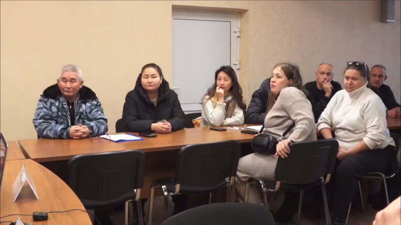 Игорь Кобзев встретился с жителями пострадавшего от взрыва газа дома в Ангарске Коммунальная авария произошла в сентябре этого года Жильцам рассказали о том какие работы планируют провести для восстановления здания дом не был признан аварийным Были выявлены разрушения локального характера в одном из подъездов частично пострадали несущие конструкции Отмечу что встречи с жителями администрация муниципалитета проводит на постоянной основе люди должны быть в курсе ситуации пока вопрос не будет решен полностью и они не смогут вернуться домой написал Игорь Кобзев в своём телеграм канале 18 Фото Пресс служба правительства Иркутской области IrkutskMedia теперь в МАX