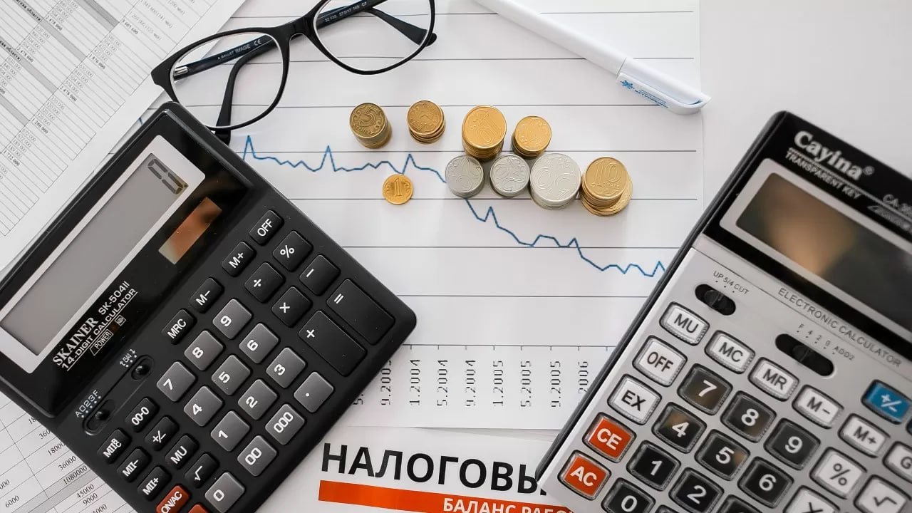 Налоговые льготы для инвесторов введут в трех районах Ташобласти Президент Узбекистана Шавкат Мирзиёев подписал указ о вводе налоговых льгот в некоторых районах Ташкентской области. Документ направлен на дальнейшее улучшение инвестклимата в стране. Так временно от налогов на землю, имущество и воду освободят компании, инвестирующие в Бекабадский, Букинский и Пскентский районы. Длительность налоговых льгот зависит от суммы вложений. Мера распространяется на компании, которые включены в четвертую и пятую категории. Если инвестор вложит в регионы от $300 тыс. до $3 млн, то его освободят от налоговых сборов на три года. При сумме вложений более $10 млн — семь лет. При этом налоговые послабления распространяются на предприятия с иностранным инвестициями, которые выращивают агропродукцию. ТГ канал