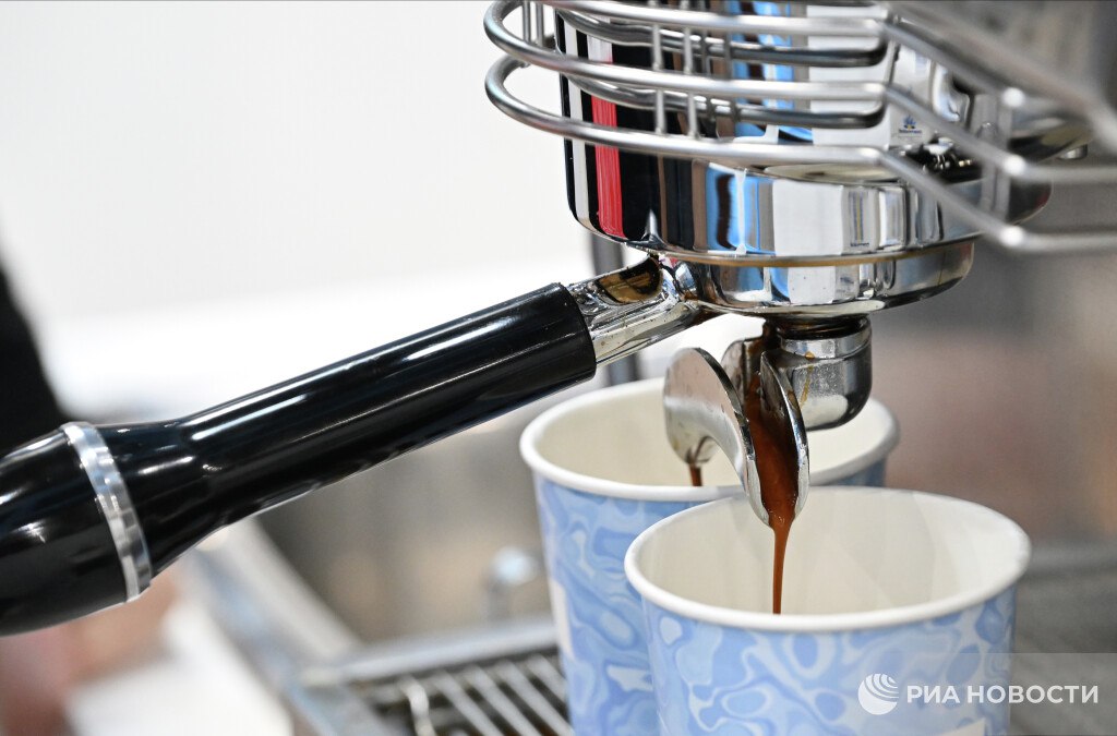 Капучино стал самым популярным кофейным напитком у россиян в этом году на него пришлось 36 покупок подсчитали аналитики Вторую позицию занял латте 22 а третьим по популярности стал американо 19 Подписаться на РИА Новости