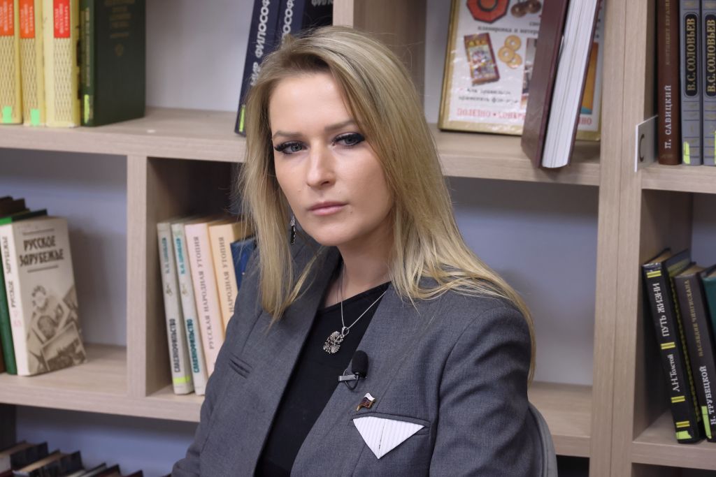 Яна Лантратова предложила поменять принцип начисления пенсий работникам опасных производств   gubernia74 ru articles society 1136012 По мнению федерального парламентария от Челябинской области некоторые сотрудники вредных и опасных производств сталкиваются с несправедливым начислением пенсий Это происходит из за несоответствия между фактическими условиями труда и их формальным профессиональным статусом Например в Челябинской области на промышленных предприятиях трудятся более половины работающих граждан обратила внимание Яна Лантратова Большинство из них на производствах которые связаны с воздействием вредных и опасных факторов А формально некоторые числятся в так называемых чистых подразделениях бухгалтерии снабжении складских комплексах И поэтому лишены права на льготный выход на пенсию и надбавки к ней   t me chgub