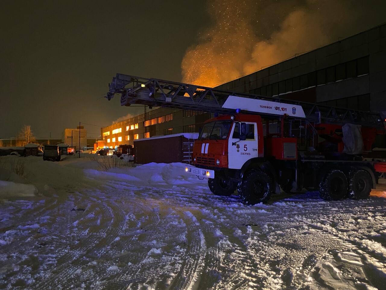 По предварительным данным МЧС в результате пожара в железобетонном здании на улице Дзержинского пострадавших и травмированных нет Площадь пожара составила 1000 квадратных метров