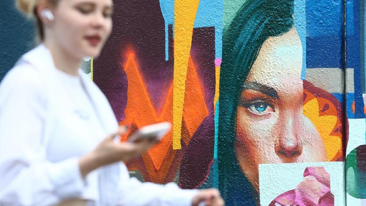 Из-за популярности чат-ботов количество поисковых запросов, выполняемых с помощью ИИ-краулеров, которые автономно собирают данные для ответа на запрос пользователя, за первое полугодие 2025 г. выросло почти в три раза год к году и составило 3 млн посещений  За первое полугодие 2024 г. количество трафика на российских сайтах, идущего из чат-ботов, составляло около 1 млн визитов  К 2026 году на ИИ-трафик может приходиться до 40% рутинных поисковых запросов    Подписаться