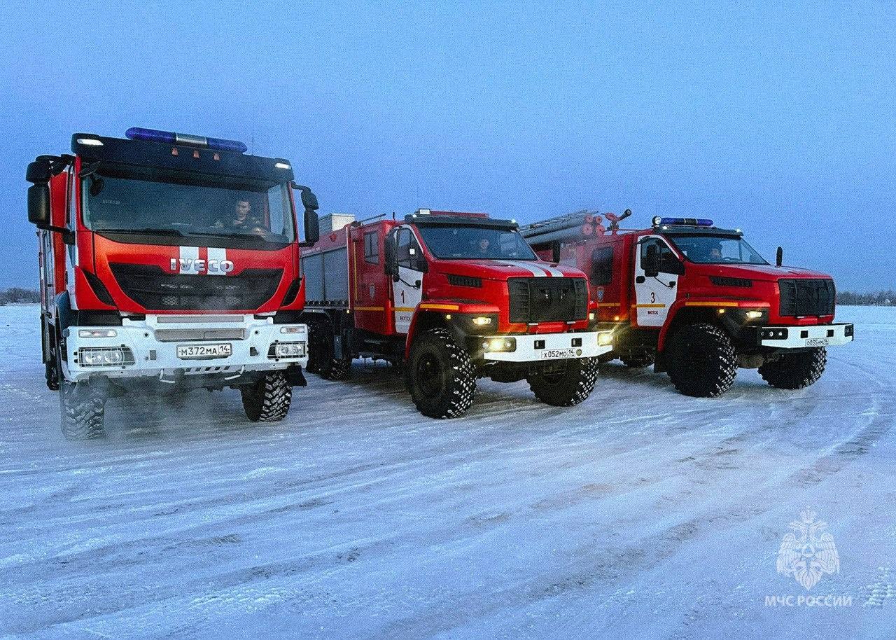 Сотрудники МЧС России работают в усиленном режиме В период ноябрьских праздников пожарные и спасатели республики переведены на усиленный режим работы Такой вариант несения службы введен для всех подразделений Главного управления МЧС России по Якутии с утра 1 ноября и продлится до утра 5 ноября Как правило в период праздников повышается риск бытовых пожаров и других происшествий Чтобы ваш отдых не был омрачен МЧС России рекомендует не выходите и тем более не выезжайте на водоемы следите за местонахождением своих детей не оставляйте их без присмотра расскажите им о правилах безопасности не курите на балконе и в подъезде не бросайте окурки если услышали запах газа на кухне или в квартире не зажигайте свет не используйте открытый огонь немедленно проветрите помещения закройте газовый кран и вызовите газовую службу помните о мерах безопасности в гараже и автомобиле соблюдайте правила безопасного поведения в быту и в природной среде Единый номер вызова всех экстренных служб 112 mchsYakutia Подписывайся на МЧС России в MAX