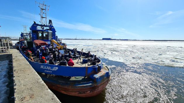 В Архангельске с 5 ноября введён режим повышенной готовности в период ледостава  Соответствующее постановление подписал глава города Дмитрий Морев. Утверждён план мероприятий по организации буксирных перевозок на острова, а также по обеспечению товарами первой необходимости  учреждений и жителей островных территорий в черте города.   Департаменту транспорта поручено заключить муниципальный контракт на оказание услуги по перевозке людей буксирами. По предварительному прогнозу, они могут выйти в первые в этом сезоне рейсы уже 11 ноября. Однако эта дата не является окончательной: сроки будут определены с учётом фактических погодных условий, уточнили в администрации Архангельска.