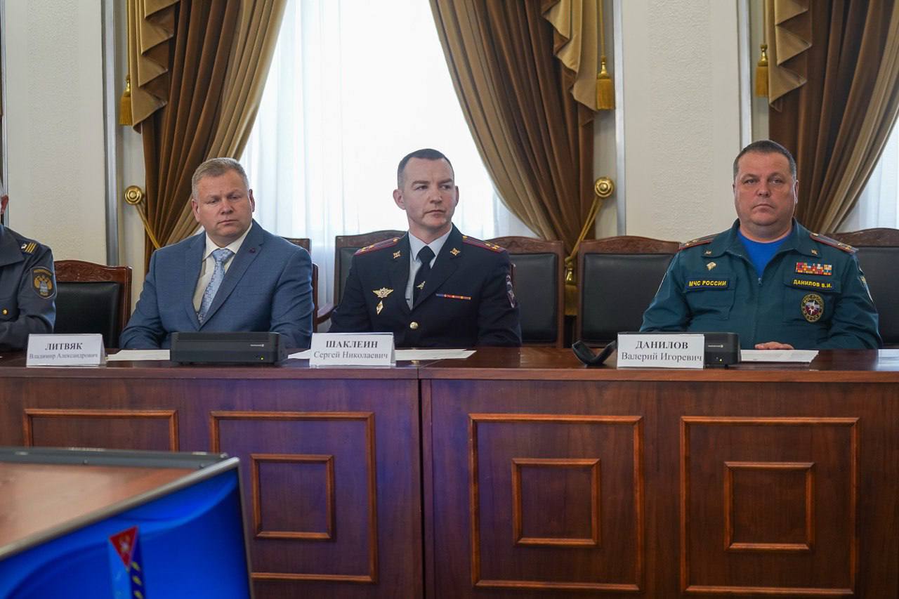 9   ‍  4 июля 2025 года состоялось заседание Правительственной комиссии по безопасности дорожного движения. В ходе мероприятия рассмотрены вопросы состояния аварийности на территории Магаданской области по итогам 6 месяцев 2025 года, включая детский дорожно-транспортный травматизм, а также аварийность с участием пешеходов. С докладом выступил начальник управления Госавтоинспекции УМВД России по Магаданской области Сергей Шаклеин.  Полковник полиции обратил особое внимание на проблематику в области обеспечения безопасности дорожного движения, а именно на правила перевозки детей в салоне автомобиля, поскольку именно это основная категория пострадавших несовершеннолетних.  Акцент также был сделан на исключении из процесса дорожного движения несовершеннолетних водителей транспортных средств. Имеют место ситуации, когда родители приобретают подросткам мотоциклы, мопеды, квадроциклы или оставляют в доступных местах ключи от них. Кроме того, речь шла о безопасном поведение на проезжей части детей-пешеходов. Сергей Николаевич также отметил, что срочным мероприятием является обустройство улично-дорожной сети вблизи образовательных организаций.   ‍  Управление Госавтоинспекции УМВД России по Магаданской области