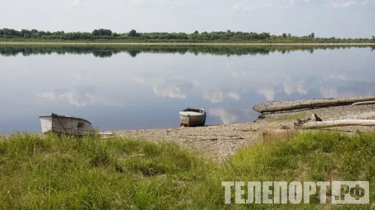 Полиция нашла на острове мужчину, пропавшего после прогулки Сотрудники транспортной полиции нашли жителя Благовещенска, который исчез после лодочной прогулки. Инцидент произошел 24 мая, когда мужчина отплыл с причала клуба водного спорта. В дежурную часть Благовещенского линейного отдела МВД России на транспорте поступило сообщение о бесхозной лодке, найденной на реке Зея. Судно было отбуксировано к причалу, в нем лежал мобильный телефон владельца. Это стало началом поисков. "Правоохранители на служебном катере обследовали предполагаемое место пропажи. В результате разыскиваемого обнаружили на речном острове. По словам мужчины, он приплыл сюда, чтобы отдохнуть на природе. Однако благовещенец не закрепил лодку должным образом, и судно унесло течением", - сообщили в пресс-службе Забайкальского линейного управления МВД России на транспорте. Полицейские доставили мужчину обратно в город. ТЕЛЕПОРТ.РФ – здесь все об Амурской области Написать нам