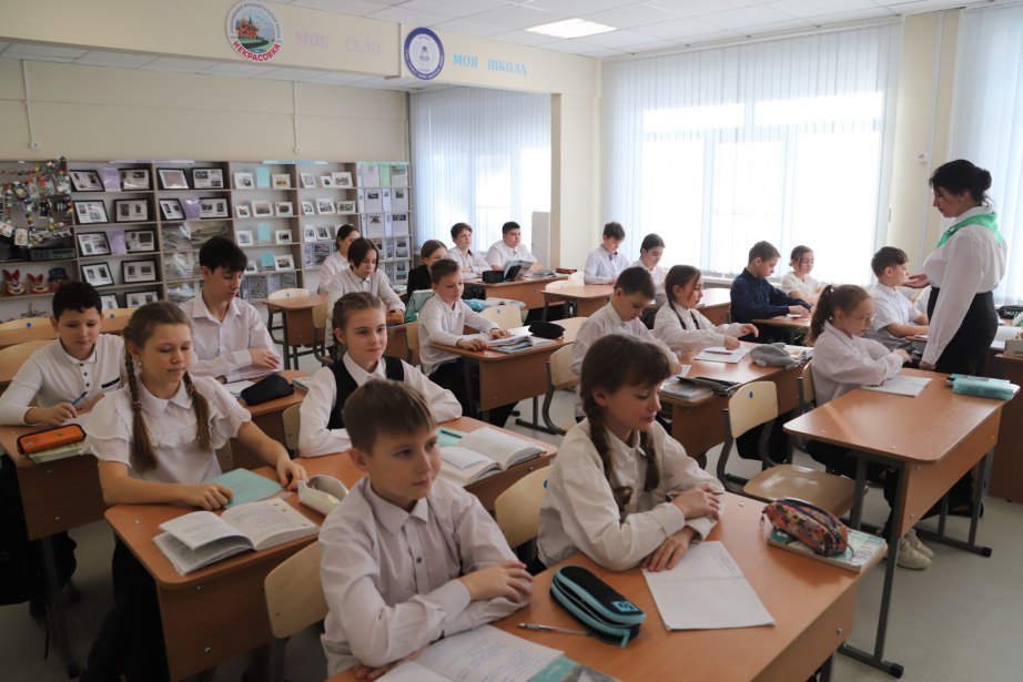 Повышенную заработную плату педагоги Хабаровского края начнут получать в феврале В среднем рост заработной платы педагогов составит свыше 16 Выплаты стимулирующего и компенсационного характера сохранены на уровне 2025 года На образование выделяется почти четверть бюджета региона Повышение заработной платы одна из главных и в то же время сложных в настоящее время задач Решение затронет 19 тыс педагогических работников отметил тогда Дмитрий Демешин   В регионе реализуются 11 различных мер соцподдержки специалистов сферы образования Также учреждена Губернаторская стипендия студентам вузов обучающимся по педагогическим специальностям на целевой основе С этого года студенты приоритетных направлений будут получать стипендию 20 тыс рублей а по другим специальностям 10 тыс рублей