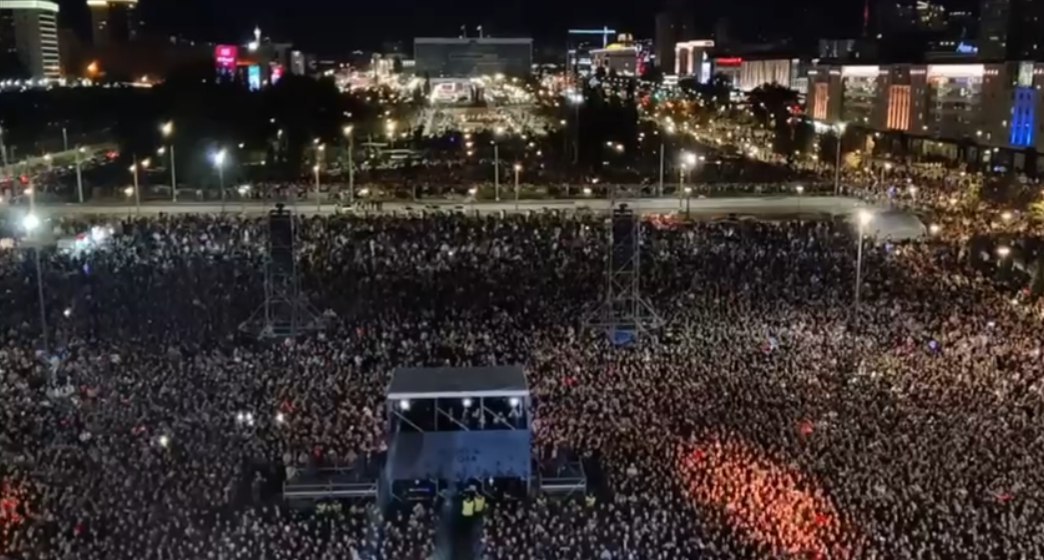 Ночь города в Перми собрала более 130 тыс человек на эспланаде В Перми завершился летний фестиваль Город встреч 2025 года Центральным событием стала Ночь города 16 которая 30 августа собрала на эспланаде свыше 130 тыс зрителей Хедлайнером концерта выступила группа Кино Программа также прошла на набережной где мероприятия посетили около 6 тыс человек В ночь с 22 30 до 01 00 работали творческие площадки летний кинотеатр и пять сцен с участием пермских артистов и диджеев Фестиваль проходил с 28 июня и включил более десяти проектов среди которых Обряды наряды Стар Фест и Танцуй Открывай Всего события объединили 238 тыс участников и зрителей Фото Администрация губернатора Пермского края rbc perm