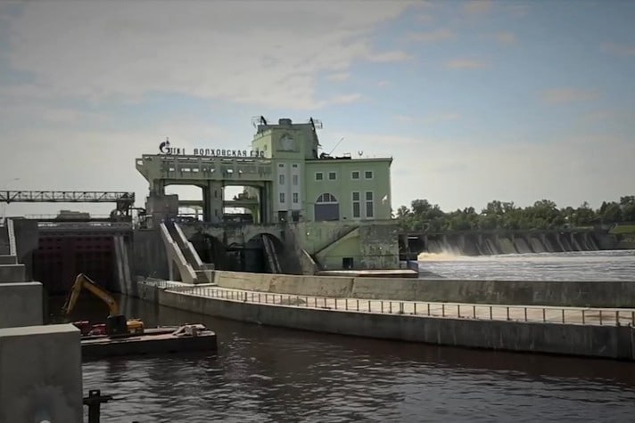 Свыше 370 млн рублей будет выделено на продолжение и завершение строительства нескольких транспортных инфраструктурных объектов в различных регионах Так финансирование позволит до конца 2025 года закончить реконструкцию Волховского шлюза на Волго Балтийском водном пути в Ленинградской области а также полностью реконструировать плотину 23 на Беломорско Балтийском канале в Карелии Кроме того за счет федеральных средств будет продолжено строительство и реконструкция аэропорта Северный в Грозном