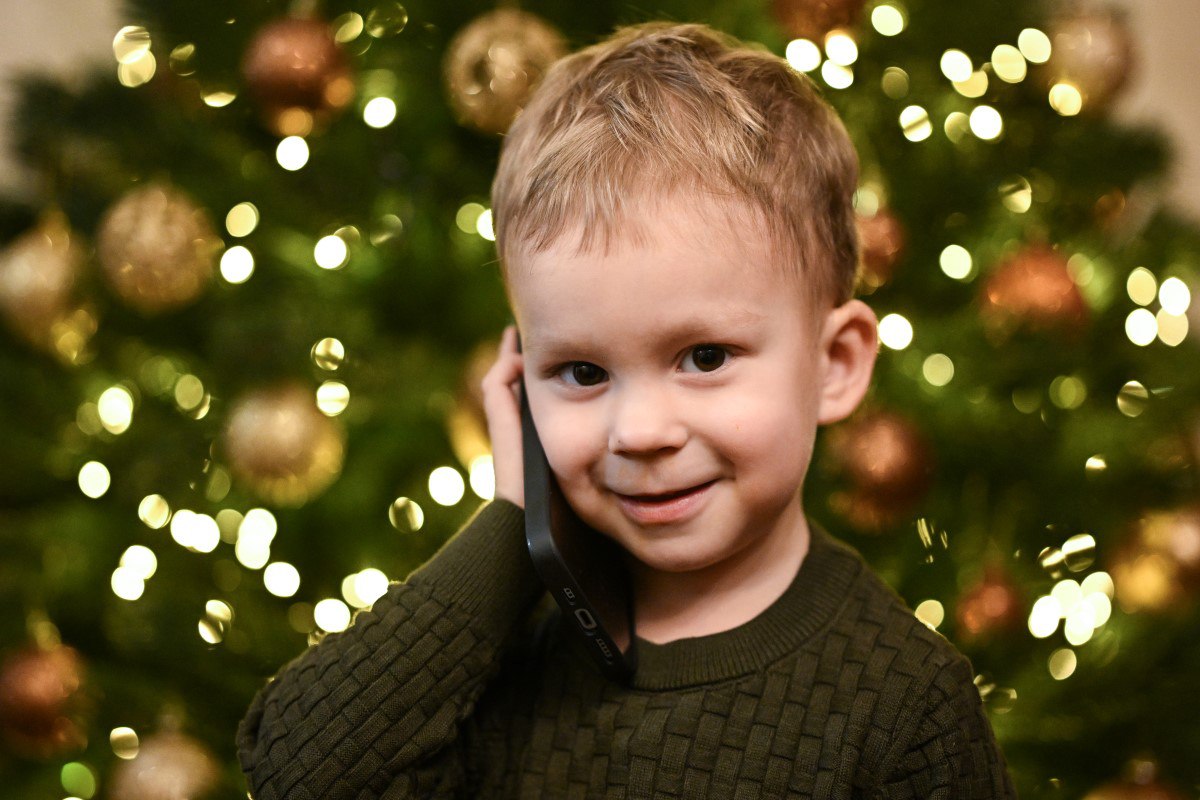 Цифровые помощники Деда Мороза обработали более полумиллиона звонков Ростелеком Контакт центр подвел итоги бесплатной горячей линии Деда Мороза и его цифровых помощников Линия работала круглосуточно в течение десяти предпраздничных дней Количество звонков увеличилось на 60 по сравнению с 2024 годом и достигло 242 тысяч   volga news article 777197 html Фото ПАО Ростелеком