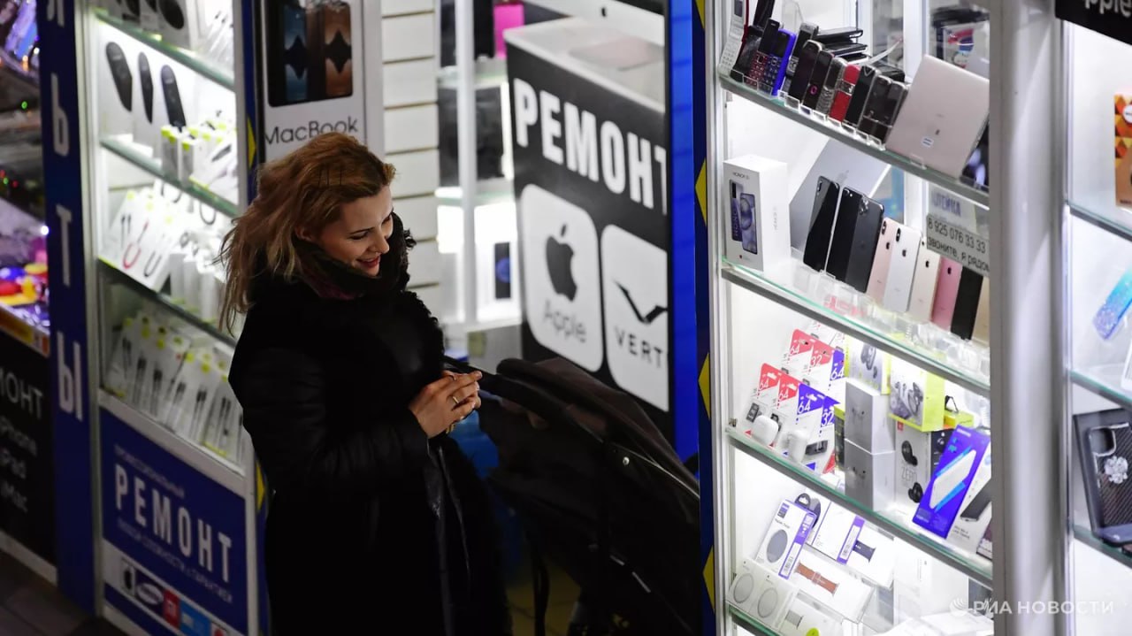 Apple стала мировым лидером по продажам смартфонов в 2025 м году Они тем самым обошли компанию Samsung которая занимала первую строчку по итогам 2024 года говорится в исследовании Counterpoint Research Доля продаж яблочных устройств на рынке смартфонов составила 20 тогда как у Samsung 19 Третье место у китайской Xiaomi 13 Подписаться на РИА Новости экономика Все наши каналы