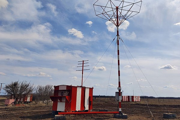 Оборудование Ростеха обеспечит безопасные заходы на посадку самолетов в Рязанской области Производственная компания Азимут Госкорпорации Ростех установила на аэродроме города Сасово в Рязанской области приводной радиомаяк РМП 200 Оборудование обеспечит безопасные заходы самолетов на посадку и передачу диспетчерами голосовых сообщений с земли на борт Об этом AVIA RU сообщили в пресс службе Ростеха Компания смонтировала оборудование провела пусконаладочные работы и испытания Кроме того в ходе эксплуатации Азимут обеспечит гарантийное и послегарантийное обслуживание изделия aviaru net n287359
