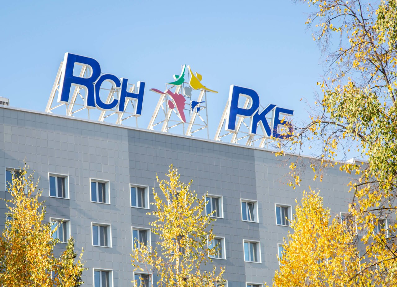 В РКБ проведут капитальный ремонт за 55 млн рублей За эти деньги там отремонтируют систему водоснабжения водоотведения отопления вентиляции электроснабжения пожарной сигнализации и сетей связи Также обновят окружающую территорию газоны ограждения и дорожное покрытие Работы должны быть завершены до 31 мая 2026 года Присылайте нам новости через VTPnewsbot и вас услышат Подписаться на канал Мы в МАХ