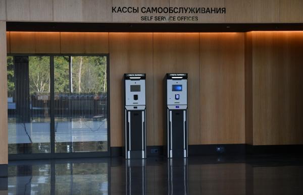 В кабмине поддержали введение постоплаты парковок Такой законопроект в этом году будет внесён в Госдуму заявил премьер Михаил Мишустин отвечая на вопросы депутатов Он отметил что Минтранс под кураторством зампреда правительства Виталия Савельева подготовил ряд изменений в закон об организации дорожного движения Вместе с тем Мишустин подчеркнул что организация и администрирование парковочной деятельности относятся к функционалу регионов и органов местного самоуправления Ранее в Госдуме предложили предоставить гражданам возможность оплачивать парковку в течение пяти суток Подписаться на Говорит Москва Telegram VK MAX