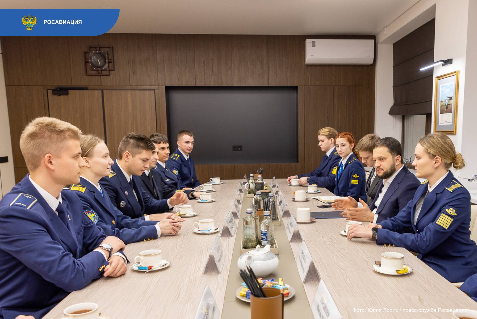 Перспективы развития авиационного образования темы подготовки пилотов для воздушного транспорта России и обновления парка учебных самолетов больше всего интересовали курсантов УИ ГА и студентов СПбГУ ГА на прошедшей встрече с Дмитрием Ядровым Обучающиеся на пилотов молодые люди и девушки приехали в агентство по приглашению руководителя Росавиации Перед встречей вместе со своими инструкторами они познакомились с производством перспективного учебно тренировочного самолета Танго в Подмосковье Это воздушное судно может быть рассмотрено для пополнения флота питерского и ульяновского вузов после получения на машину сертификата типа Курсанты и их наставники поделились мнением от увиденного и задали вопросы о безопасности полетов поставках новых отечественных самолетов прохождении практики в авиакомпаниях России материально техническом оснащении вузов развитии нормативной базы регулирующей отрасль авиаперевозок Следуйте за Росавиацией Наши каналы в telegram и MAX