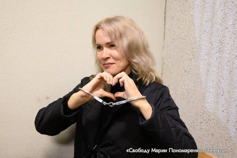 Алтайская журналистка Мария Пономаренко стала фигуранткой третьего уголовного дела Дело возбуждено по статье о причинении нетяжкого вреда здоровью статья 321 УК РФ сообщила группа поддержки журналистки С чем именно связано дело не уточняется Показаний по нему Пономаренко пока не дает В конце марта суд приговорил журналистку к году и 10 месяцам колонии по делу о нападении на сотрудников колонии где Пономаренко отбывала первый срок По версии силовиков журналистка напала на них отказавшись идти на дисциплинарную комиссию Сама Пономаренко это отрицает В феврале 2023 года Пономаренко приговорили к шести годам колонии по делу о фейках об армии статья 207 3 УК РФ Ее судили за пост об уничтожении драмтеатра в Мариуполе в котором Россия и Украина обвиняют друг друга С учетом обоих приговоров она проведет в заключении еще около трех лет Из за тяжелого психологического состояния и конфликтов с администрацией колонии Пономаренко в августе трижды пыталась покончить с собой Алтайскийкрай