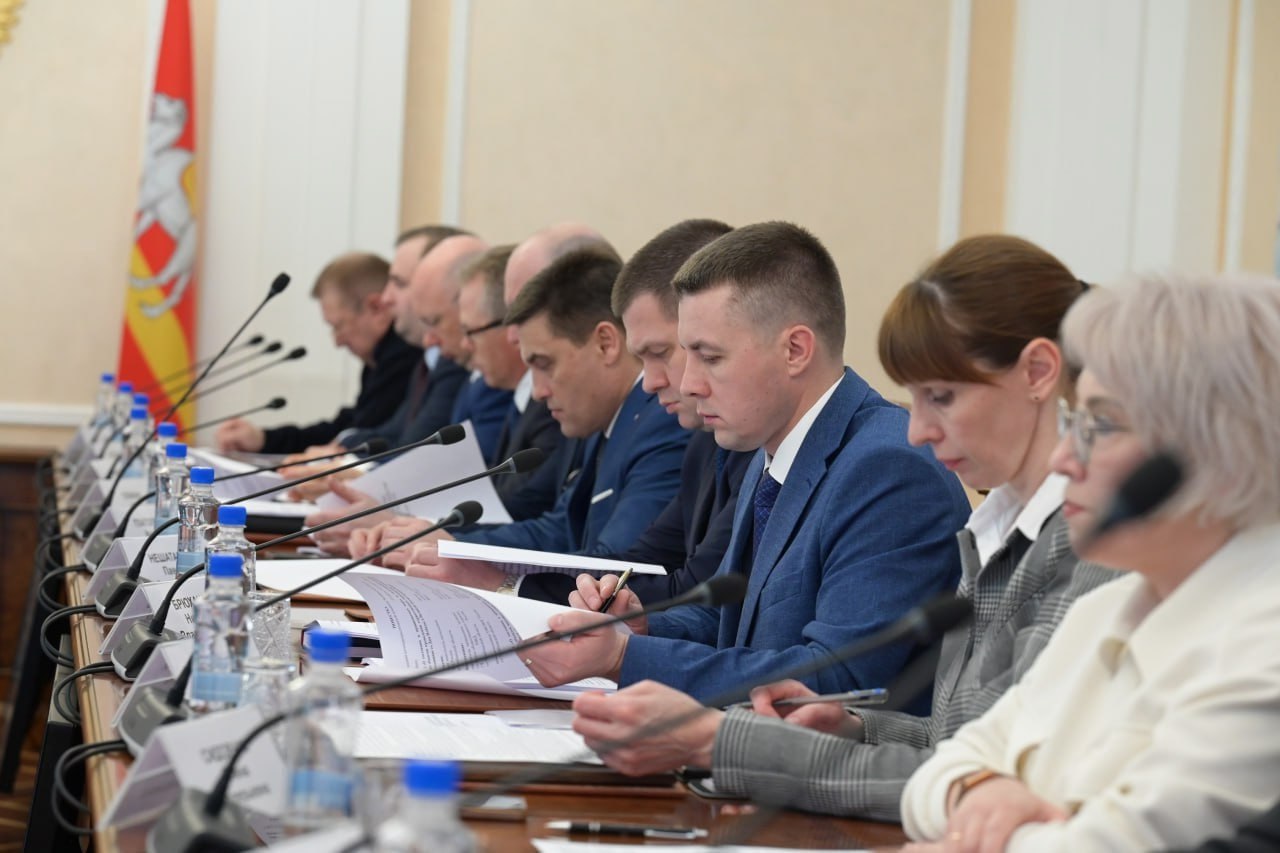 Алексей Текслер провел заседание Антитеррористической комиссии Челябинской области Главная тема – подготовка к празднованию 80-летия Победы. Впервые за последние несколько лет в Челябинске и других муниципалитетах пройдут шествия «Бессмертного полка». Нужно уделить особое внимание обеспечению безопасности массовых мероприятий! Отдельно был рассмотрен вопрос организации летнего отдыха для детей. «Необходимо сосредоточиться на своевременной и всесторонней подготовке объектов отдыха, отработать по всем замечаниям и недостаткам, в том числе выявленным по результатам проводимых Всероссийских антитеррористических учений на подведомственных объектах», – подчеркнул Алексей Текслер. Также комиссия рассмотрела вопросы в рамках реализации Комплексного плана противодействия идеологии терроризма в Российской Федерации.