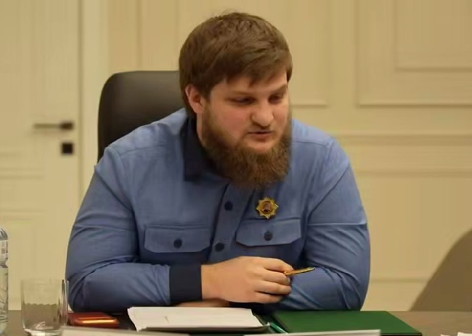 Старший сын главы Чечни Ахмат Кадыров будет курировать сферу образования в республике Он встретился с министром образования и науки республики Хож Бауди Дааевым Ахмат Кадыров в январе 2026 года стал вице премьером правительства Чечни министром спорта региона   Подписывайтесь на Аргументы и Факты Северный Кавказ Telegram МАХ