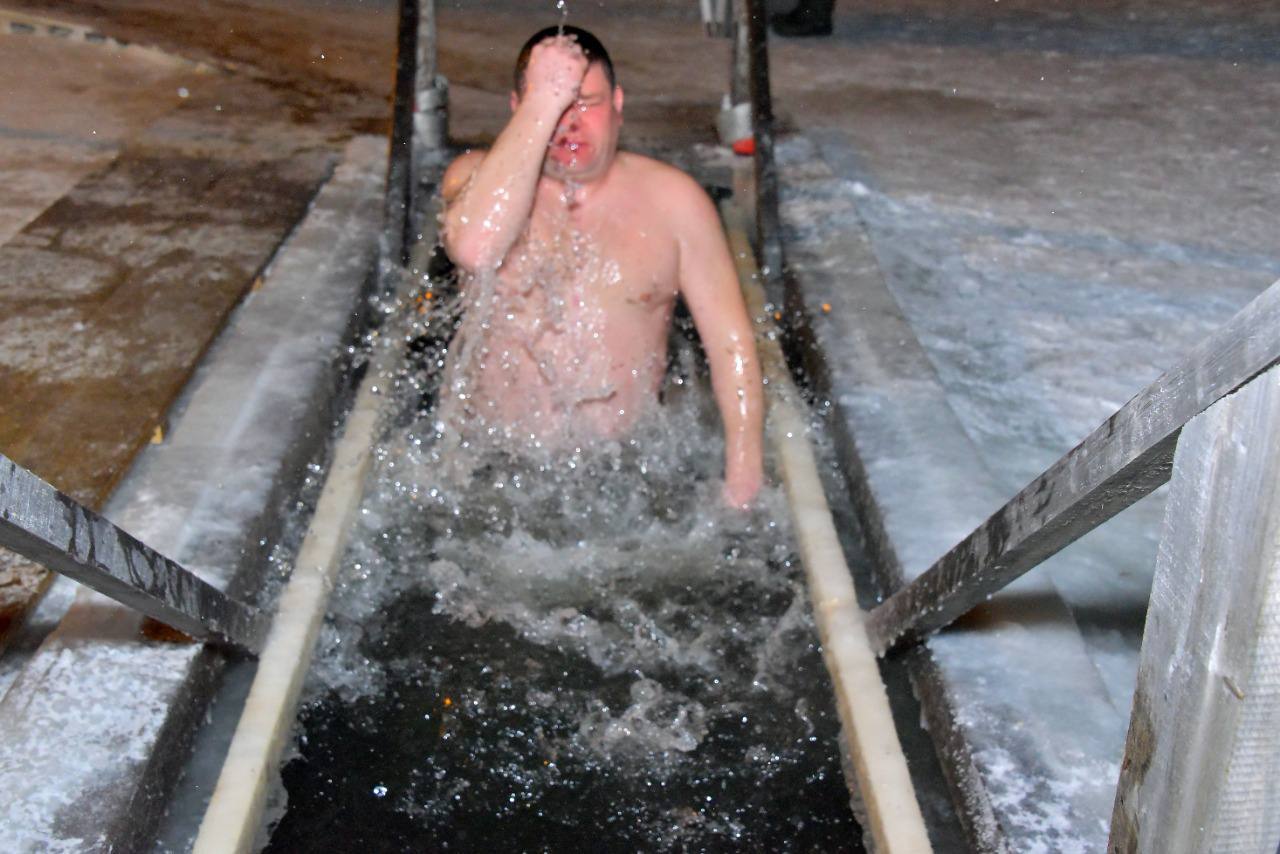 19 января Крещение Господне В Углегорском районе началась подготовка к праздничному мероприятию Крещенскую купель по традиции оборудуют на реке Надеждинке Окунуться в иордань можно с 00 00 19 января до 21 00 19 января Освящение проруби состоится в 03 00 19 января Его проведет иерей Евгений Калашников На территории купели будут работать палатки для обогрева на месте будут дежурить экстренные службы 19 января для жителей организуют работу общественного транспорта В 18 30 автобусы отправятся от привокзальной площади в Углегорске от кафе Центр в Шахтерске