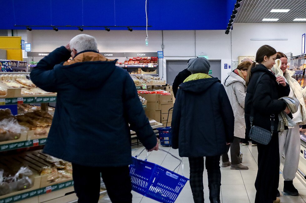 Это возможно! Эксперт рассказал, какие продукты могут подешеветь в этом году  ДАН:    Написать в чат-бот  Сливочное масло и овощи — претенденты на «понижение», считает доцент Финансового университета при Правительстве РФ Игорь Балынин.  По его словам, к концу года сливочное масло может подешеветь на 3-5%. С овощами все немного сложнее — на их стоимость влияет урожай, который в свою очередь зависит от погоды.  Так или иначе, эксперт прогнозирует, что цены на картофель упадут на 15-25%, на свеклу и капусту — на 10-15%, а на лук — на 15-20%.  Читать полностью