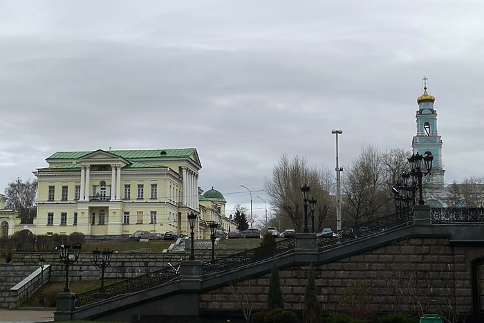 Из усадьбы Харитонова Расторгуева в Екатеринбурге временно выселят Дворец пионеров Власти Екатеринбурга весной планируют временно закрыть Дворец творчества детей и молодежи в усадьбе Харитонова Расторгуева Об этом на своей прямой линии рассказал глава города Алексей Орлов сообщает Ъ Урал По словам градоначальника состояние в котором находятся помещения Дворца стало небезопасным Мы давно бы его привели в порядок если бы здание находилось в нашей собственности Прекрасный Харитоновский сад с большой и интересной историей с красивой ротондой и водоемом мы тоже ничего не можем сделать потому что это федеральная земля мы не можем направлять туда муниципальные ресурсы пояснил Орлов Занятия 3 6 тысячи детей которые посещают кружки временно перенесут в здание бывшей администрации Октябрьского района на улице Луначарского 217 добавил мэр uralweb ru