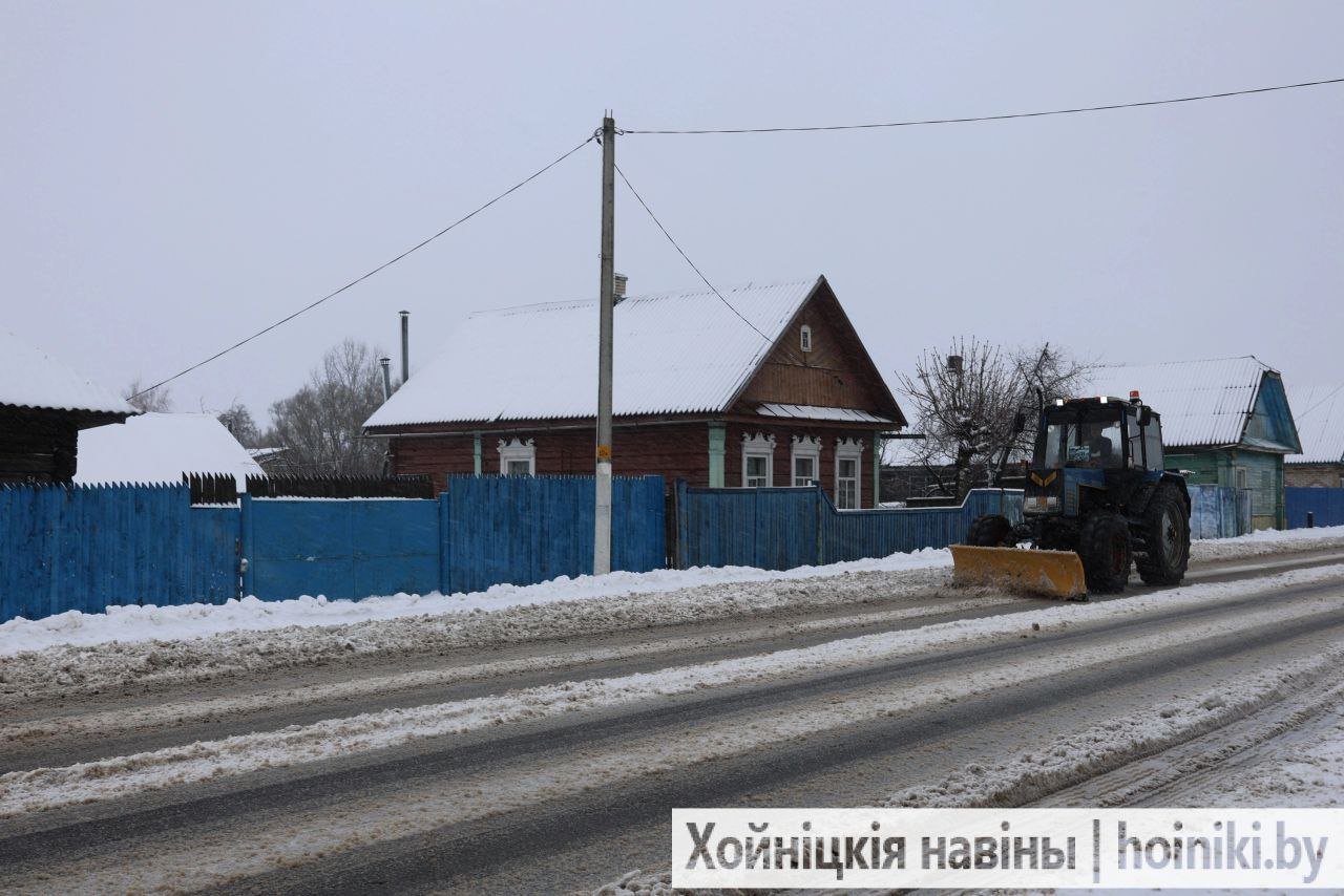 На Хойникщине со вчерашнего вечера продолжаются работы по расчистке центральных дорог от снега.  Снежный циклон мотивировал коллективы дорожных и коммунальной служб оперативно перейти на усиленный режим работы.  Как пояснили в КЖУП "Хойникский коммунальник", на уборке снега и посыпке заняты 7 единиц специальной техники.  В работу вступила бригада дворников, земляки убирают остановки общественного транспорта.  Пока погода дала передышку, но уборка продолжается