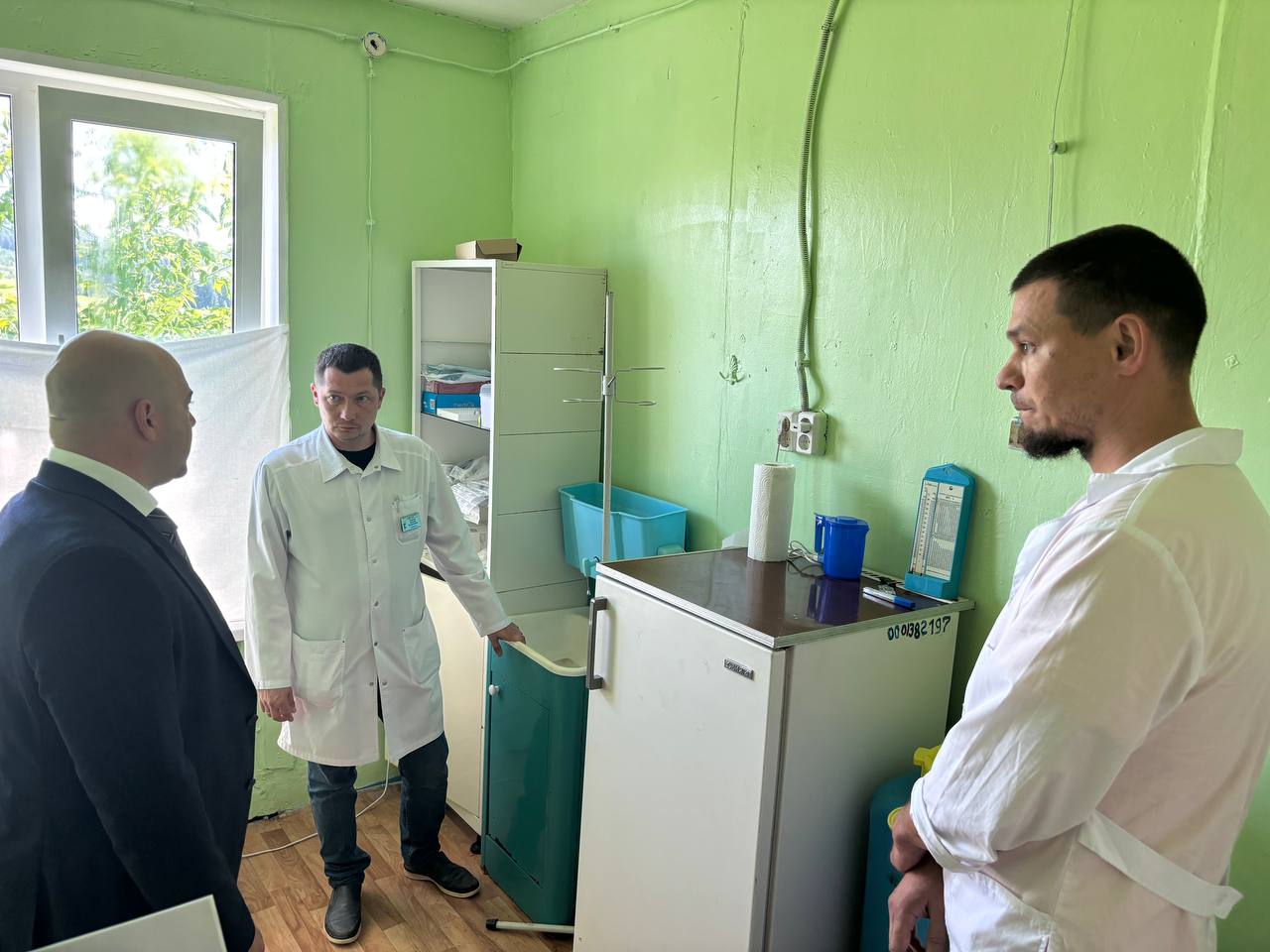 ФАП в деревне Татарские Парзи могут включить в программу капремонта. Министр здравоохранения Удмуртии Сергей Багин лично посетил фельдшерско-акушерский пункт в деревне Татарские Парзи после публикации Udm-Info о том, что в ФАПе нет ни воды, ни тепла. Напомним, после огласки в СМИ минздрав пообещал, что в ближайшее время в деревню выедет комиссия для оценки состояния здания. А ранее Следком начал процессуальную проверку, о результатах которой необходимо доложить главе СК Александру Бастрыкину. Побывал в деревне Татарские Парзи, жители которой обратились с просьбой о ремонте местного фельдшерско-акушерского пункта. Из-за состояния здания вставал вопрос о его закрытии. Силами больницы удалось отремонтировать кровлю и внутренние помещения. Прошлой осенью сюда на работу по программе «Земский фельдшер» приехал молодой специалист Павел Перевощиков. Местные жители молодым фельдшером очень довольны. Договорились, что ФАП продолжит работу, рассматриваем возможность его включения в программу капремонта, — рассказал Багин в своем телеграм-канале. Хм. Невнятный какой-то ответ. Рассматривают возможность. Надо понимать, что ясности пока никакой нет. То есть могут включить в программу. А могут, выходит, и не включить… И значит, рано «выкидывать коромысло». Долгая это будет история. А вода фельдшеру каждый день нужна. На фотографии, кстати, видно допотопный умывальник, в который фельдшер каждый день носит ведром воду с родника. -info