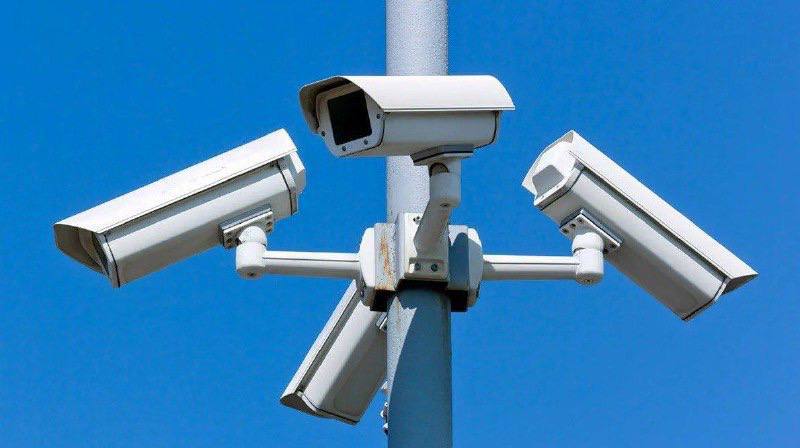 В Белогорске система видеонаблюдения аппаратно программного комплекса Безопасный город помогает сотрудникам полиции раскрывать преступления Применение системы способствует профилактике правонарушений и преступлений в общественных местах АПК Безопасный город включает в себя 4 сервера 106 уличных IP камеры 25 уличных управляемых коммутаторов 3 клиентских устройства для организации удалённого доступа в зоне покрытия сетей сотовых операторов 126 лицензий 17 модулей распознавания автономеров рассказал замглавы по общественной безопасности Михаил Дьяченко В 2025 году с помощью комплекса раскрыто 4 преступления В трех случаях это было похищение денежных средств в одном нарушение общественного порядка Ранее сообщалось камеры видеонаблюдения установлены на территории площадей парков скверов во дворах школ на перекрестках Места их установки определялись специалистами администрации города совместно с сотрудниками межмуниципального отдела МВД России Белогорский на основе анализа мест совершения преступлений