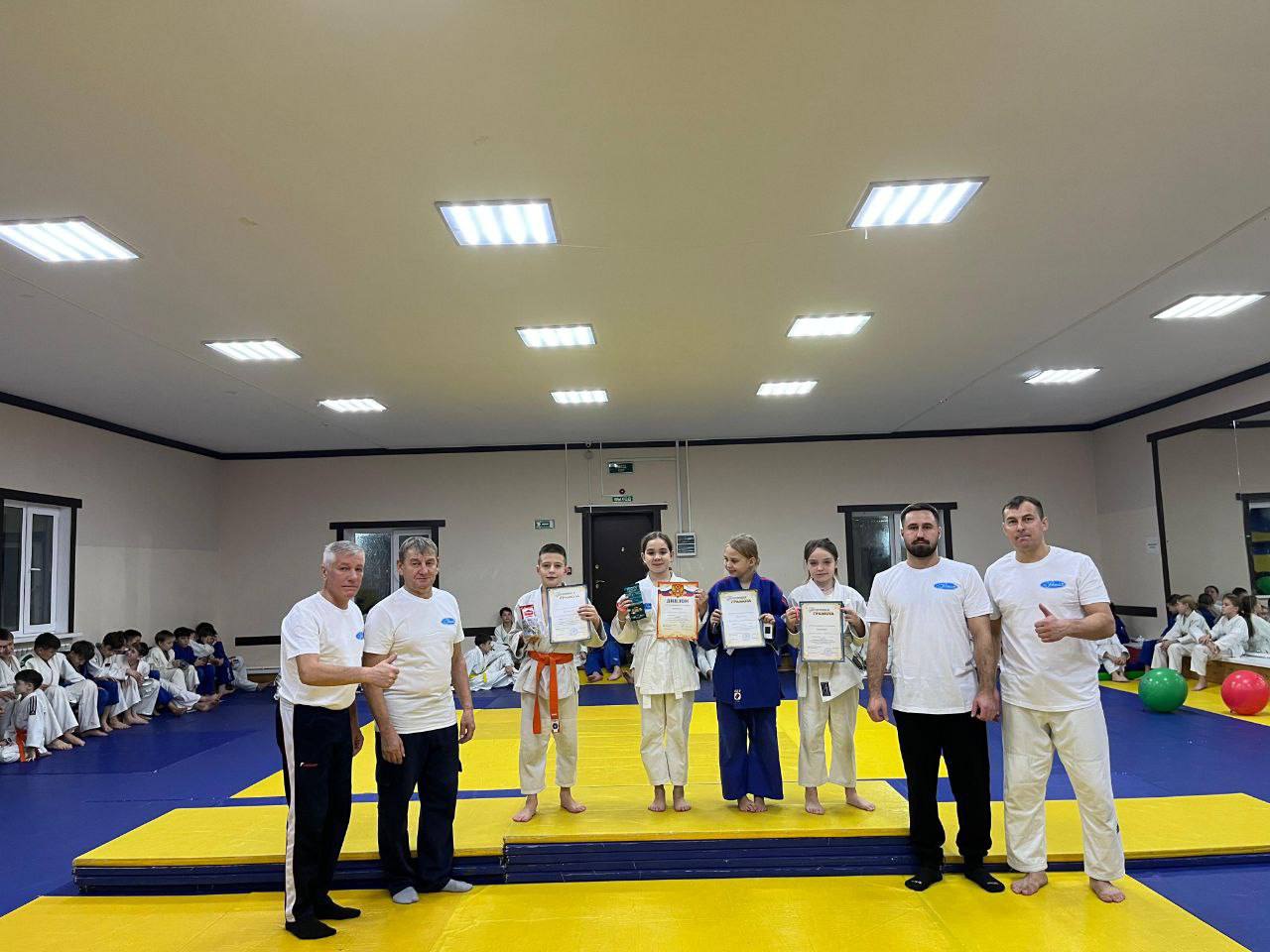 Более шестидесяти дзюдоистов из Чистополя и Набережных Челнов приняли участие в учебно тренировочных сборах В завершении смены были проведены соревнования по дзюдо на призы ЛОК Раздолье посвящённые Дню народного единства Сборы организовал член президиума Федерации дзюдо РТ Евгений Столяров совместно с тренерами из Набережных Челнов Федерация дзюдо РТ благодарит ООО Чистопольский ЛОК Раздолье за многолетнее сотрудничество