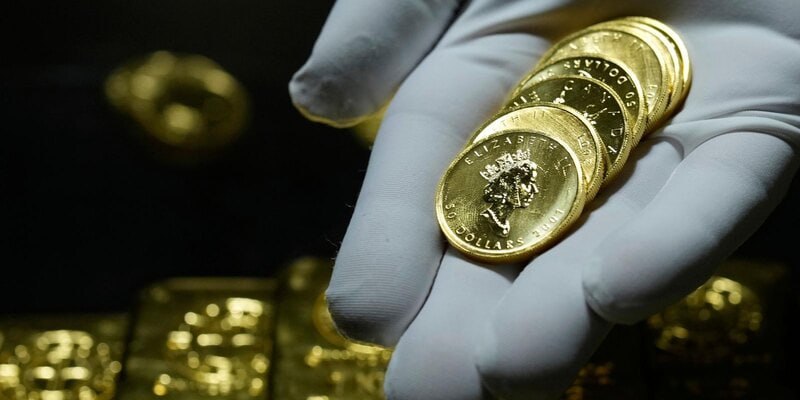 Гонконгский миллиардер Чеа Ченг Хай ранее управлявший фондом Value Partners вложил четверть своего личного состояния в золото и рекомендовал другим инвесторам поступать так же пишет Bloomberg Такое внимание к бизнесмену обусловлено тем что он входит в совет директоров финансового холдинга Hong Kong Exchanges and Clearing Ltd владеющего Гонконгской фондовой биржей По мнению миллиардера после заморозки российских активов в 2022 году и усиления геополитической напряженности вокруг Венесуэлы и Ирана мир вступает в период массового бегства активов