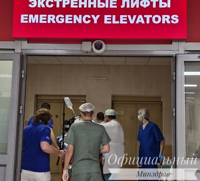 По факту травмирования рабочих ОАО Беларуськалий возбуждено уголовное дело сообщает пресс служба Следственного комитета Следственно оперативная группа продолжает работать на месте происшествия Следователями изъята техническая и производственная документация назначены экспертные исследования проводятся допросы свидетелей В настоящее время пострадавшим оказывается необходимая медицинская помощь Они получили травмы различной степени тяжести Солигорским районным отделом Следственного комитета по данному факту возбуждено уголовное дело по ч 1 ст 306 нарушение правил техники безопасности промышленной санитарии или иных правил охраны труда должностным лицом ответственным за их соблюдение повлекшее по неосторожности причинение тяжкого или менее тяжкого телесного повреждения Уголовного кодекса Беларуси